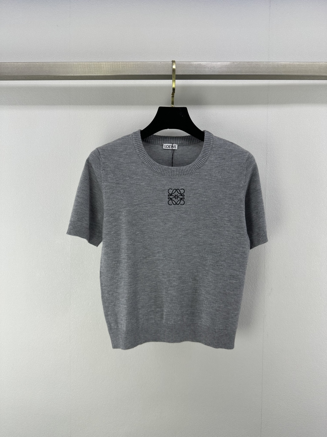 NO:334488,Loew* new details 25 Summer new product logo knit round neck short sleeve Customized YB wool yarn weaving Delicate texture Soft and comfortable Round neck knit short sleeve cut Fine knitted neck threaded edges to add exquisite tone Match with elastic fabrics Slimming and inclusive body All-match styles not picky about age skin tones Match with skirts and pants Adapt to age-reducing fashionable retro style 1 color 3 SML,,loewe, skirts, T-shirt, alexander wang19860909Loew*上新细节 25 夏季新品徽标针织圆领短袖 定制YB羊毛纱线织造 细腻肌理 柔软舒适 圆领针织短袖裁剪 通体细密针织 领口螺纹包边增添精致调性 搭配弹性十足的面料 显瘦包容身材 百搭款式不挑年龄肤色 搭配裙装裤装 适配减龄时髦复古风格 1色3码SML,,loewe,skirts,T-shirt,alexander wang,Women's clothing