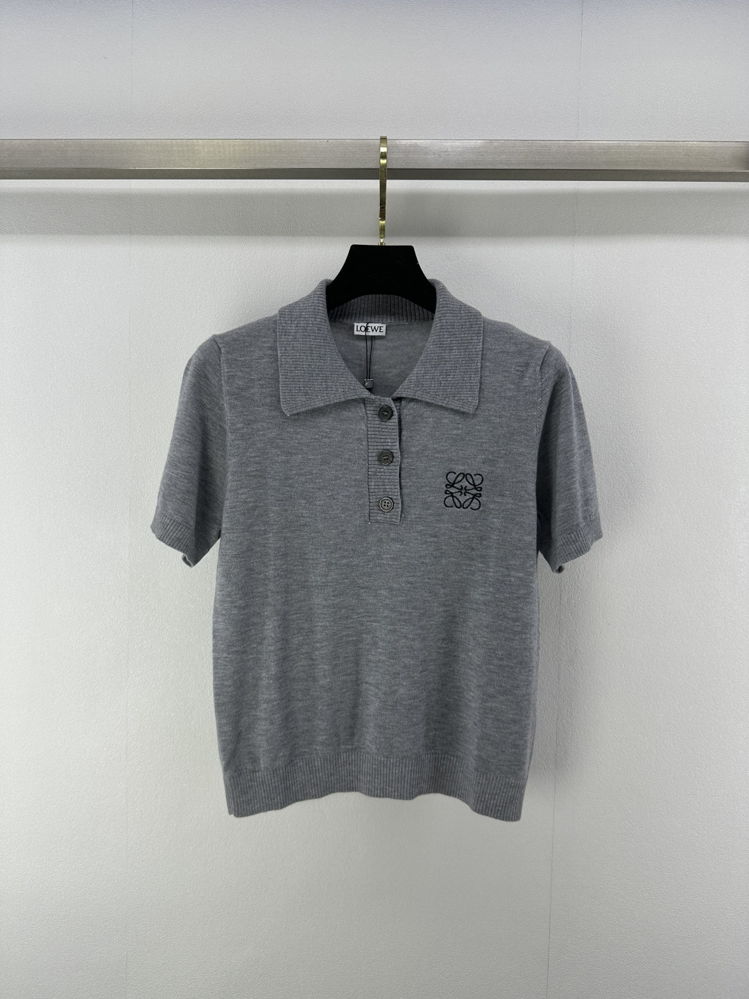 NO:334489,Loew* new details 25 New summer logo knitted lapel short sleeves Customized YB wool yarn weaving Delicate texture Soft and comfortable Lapel knitted short sleeves Cut Full body fine knitted neckline threaded edges to add exquisite tone Match with elastic fabrics Regular half-paced styles to create a fashionable temperament Slimming and inclusive body versatile styles not picky about age skin tones Match with skirts and pants Adapt to age-reducing fashionable retro style 1 color 3 SML,,loewe, skirts, T-shirt, alexander wang19860909Loew*上新细节 25 夏季新品徽标针织翻领短袖 定制YB羊毛纱线织造 细腻肌理 柔软舒适 翻领针织短袖裁剪 通体细密针织 领口螺纹包边增添精致调性 搭配弹性十足的面料 常规半开襟版型穿出时髦气质 显瘦包容身材 百搭款式不挑年龄肤色 搭配裙装裤装 适配减龄时髦复古风格 1色3码SML,,loewe,skirts,T-shirt,alexander wang,Women's clothing