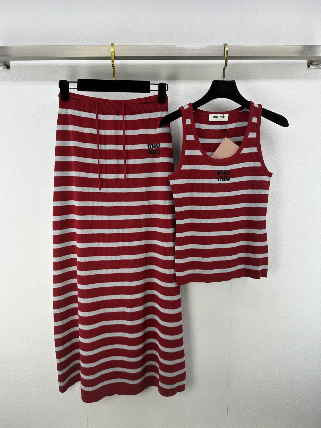 NO:334492,Miumi* New Details 25 Summer Latest Contrast Stripe Knit Set!  Positioning contrasting embroidery, knitted vest paired with a long skirt in the same series, huge, beautiful, beautiful, and beautiful striped control is a must!  Retro and age-reducing girlish temperament 2 colors 3 codes SML, miumiu, skirts, alexander wang19860909Miumi* 上新细节 25 夏季最新撞色条纹针织套装！定位撞色刺绣 针织背心搭配同系列长裙上身巨好看巨好看条纹控必入！文艺复古减龄少女风气质 2色3码SML,,miumiu,skirts,alexander wang,Women's clothing