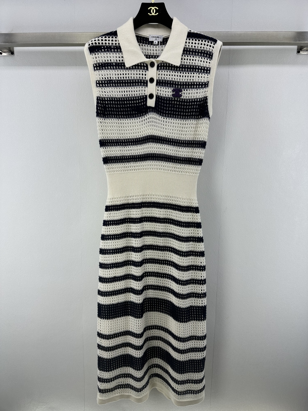 NO:334498,Chane* new details 25 Summer new Polo knitted vest skirt exudes the beauty of ability and intelligence. The buttons at the neckline are arranged in an orderly manner. The details show ingenuity. The clever consolidation of the waist outlines the graceful figure and show the charm of the female curves. The knitted texture is delicate and the texture is excellent. 3 colors and 3 codes SML, chanel, skirts, alexander wang19860909Chane*上新细节 25 夏季新款Polo针织背心裙 散发着干练与知性之美 领口处的纽扣排列有序 细节之处尽显匠心 腰部的巧妙收束 勾勒出曼妙身姿 彰显女性曲线魅力 针织纹理细腻 质感上乘 3色3码SML,,chanel,skirts,alexander wang,Women's clothing