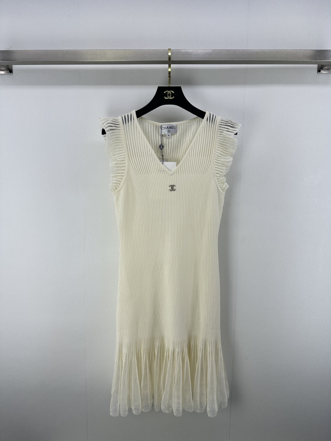 NO:409916,Chane *New details 25 Spring and summer new hollow vest skirt, Feifei sleeves, small sexy flesh covering, micro-transparent hollow hook weaving heavy industry luxurious, mysterious and noble!  The hem yarn skirt is breathable. The imported yarn Swiss woven craftsmanship creates a low-key and luxurious high-end feeling!  The style is casual and elegant. Classic and not picky. The upper body is super temperament. 2 colors and 3 sizes. SML, chanel, skirts, alexander wang19860909Chane *上新细节 25 春夏新款镂空背心裙 飞飞袖小性感遮肉 微透镂空钩织重工奢华神秘又高贵！下摆纱裙透气感 进口纱线瑞士机织工艺打造低调奢华的高级感！版型随性优雅.经典不挑人 上身超气质 2色3码SML,,chanel,skirts,alexander wang,Women's clothing