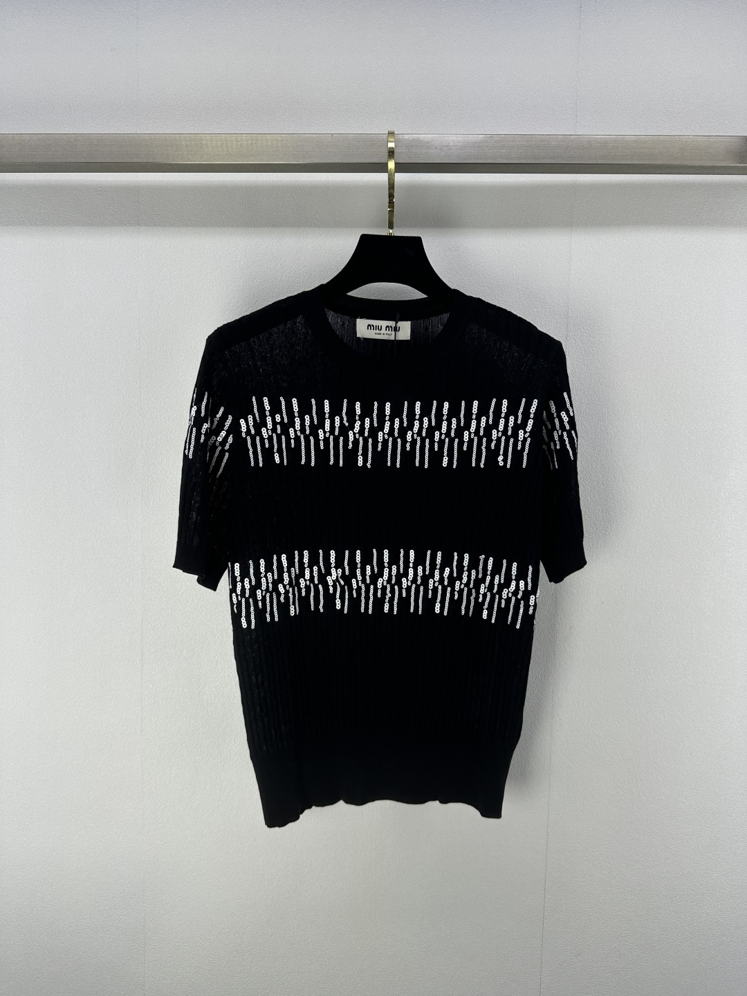 NO:409919,MiuMi* New Details 25 Spring and Summer Newest Heavy Industry Sequin Round Neck Knitted Short Sleeves!  Girlish style is age-reducing and fashionable!  The heavy industry beads are low-key and luxurious, and the style is versatile and not picky!  3 color 3 code SML, miumiu, T-shirt, alexander wang19860909MiuMi*上新细节 25 春夏最新重工亮片圆领针织短袖！少女风减龄又时髦！重工珠片logo低调奢华,版型百搭不挑人！ 3色3码SML,,miumiu,T-shirt,alexander wang,Women's clothing