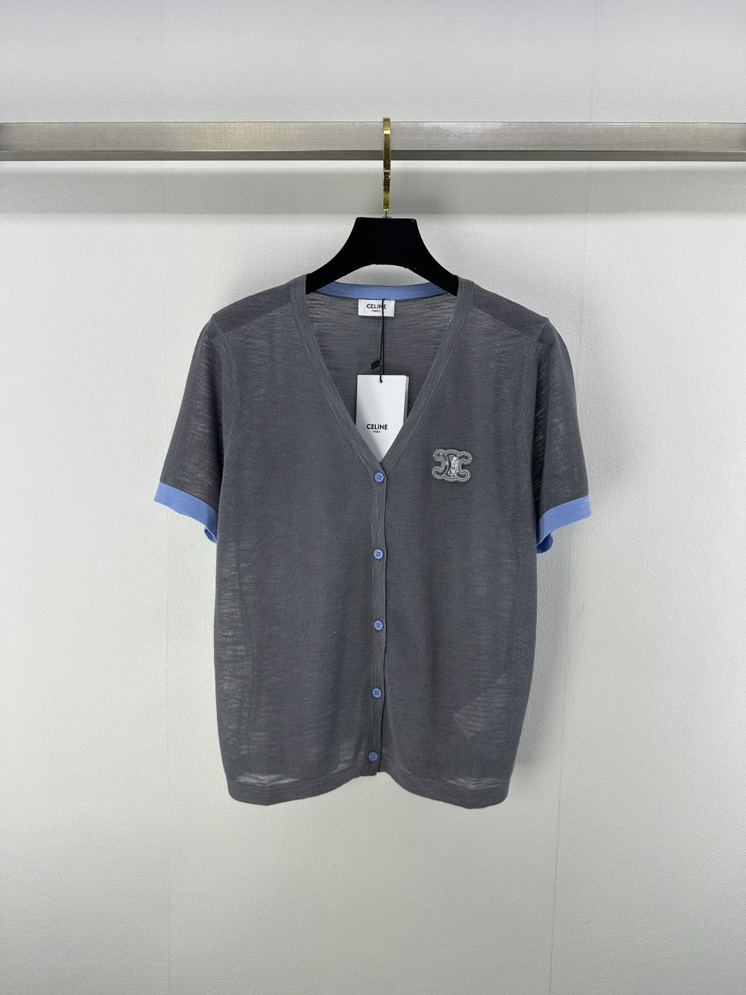 NO:409922,CELIN* New details 25 Spring and summer new contrasting color v-neck cardigan short sleeve positioning beads logo Classic v-neck style Lightweight fabric comfortable and breathable upper body high-end and versatile 3 colors 3 codes SML, celine, T-shirt, alexander wang19860909CELIN* 上新细节 25 春夏新款撞色v领开衫短袖 定位珠片logo 经典v领版型 轻薄面料舒适透气 上身高级又百搭 3色3码SML,,celine,T-shirt,alexander wang,Women's clothing