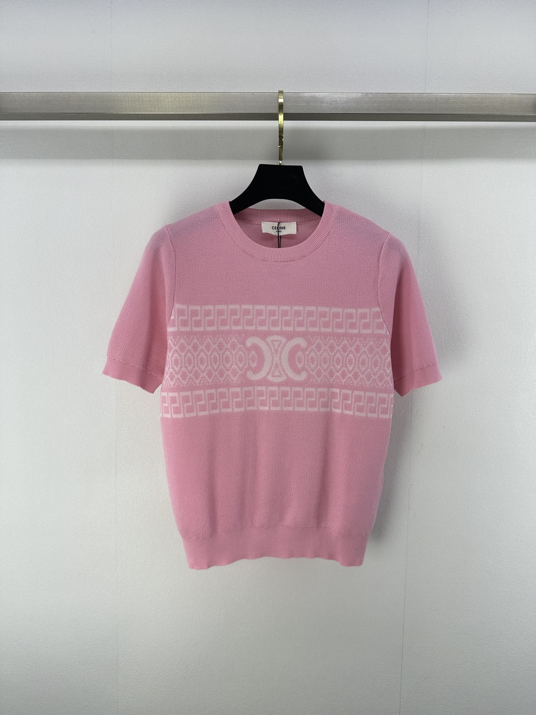 NO:409953,Celin* new details 25 spring and summer new knitted round neck logo short sleeves Classic brand logo pattern contrasting jacquard decoration Regular style Classic simple fashionable exquisite and versatile 2 colors 3 codes SML, celine, T-shirt, alexander wang19860909Celin*上新细节 25 春夏新款针织圆领logo短袖 经典品牌logo图案撞色提花装饰 常规版型 经典简约时髦精致百搭 2色3码SML,,celine,T-shirt,alexander wang,Women's clothing