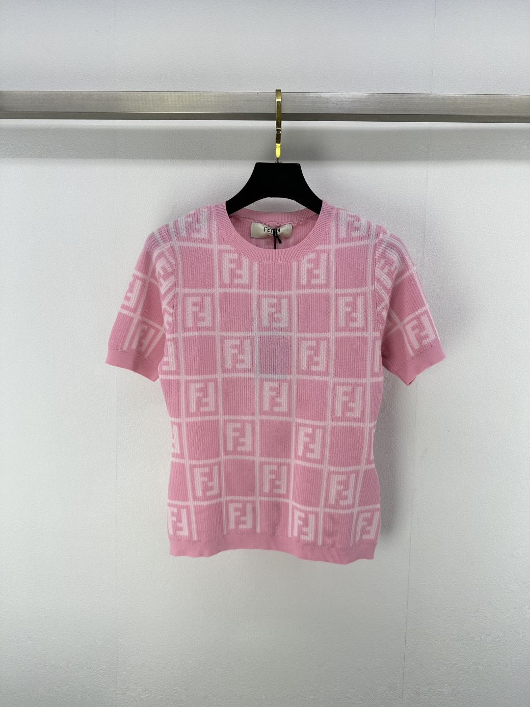 NO:409929,Fend* new details 25 spring and summer new knitted round neck logo short sleeves checkered jacquard decoration classic double Flogo jacquard embellishment waist to make it look slimming classic fashionable and versatile 2 colors 3 size SML, fendi, T-shirt, alexander wang19860909Fend*上新细节 25 春夏新款针织圆领logo短袖 方格提花装饰经典双Flogo提花点缀 收腰显瘦 经典时髦百搭 2色3码SML,,fendi,T-shirt,alexander wang,Women's clothing