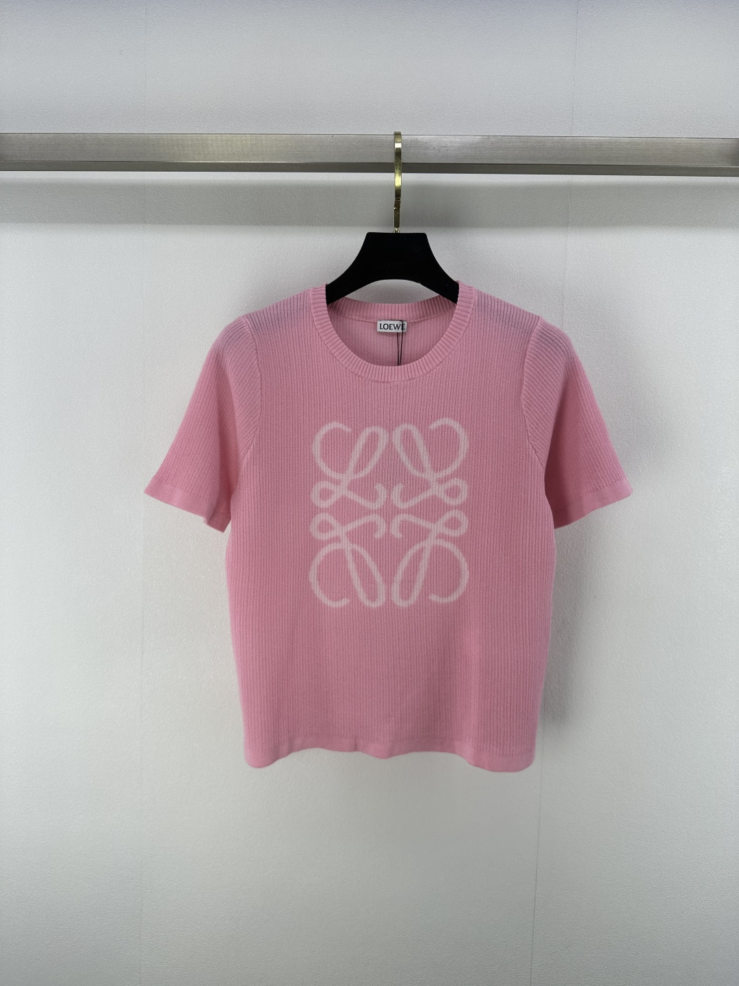 NO:409933,Loew* new details 25 spring and summer new knitted round neck logo short sleeves classic brand logo pattern contrasting jacquard decoration simple fashionable classic versatile 3 colors 3 code SML, loewe, T-shirt, alexander wang19860909Loew*上新细节 25 春夏新款针织圆领logo短袖 经典品牌logo图案撞色提花装饰 简约时髦经典百搭 3色3码SML,,loewe,T-shirt,alexander wang,Women's clothing