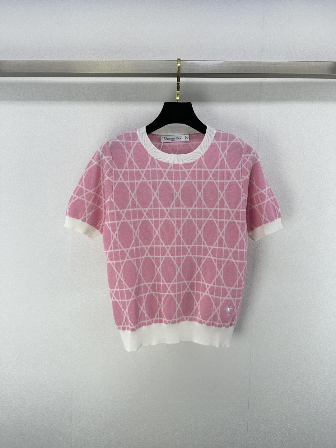 NO:409937,New details on Dio* 25 Spring and summer new knitted round neck short sleeves Classic diamond jacquard decoration Hem letter CD embroidery embellishment Classic high-end fashionable and versatile 2 colors 3 codes SML, dior, T-shirt, alexander wang19860909Dio*上新细节 25 春夏新款针织圆领短袖 经典菱格提花装饰 下摆字母CD刺绣点缀 经典高级时髦百搭 2色3码SML,,dior,T-shirt,alexander wang,Women's clothing