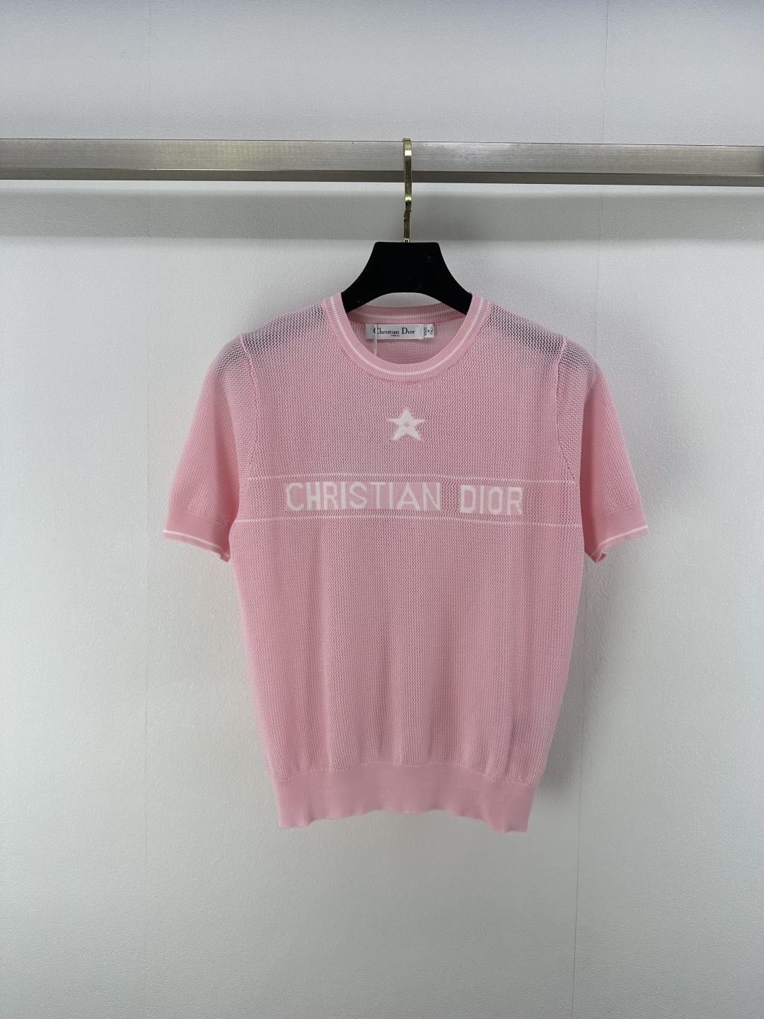 NO:409947,New details on Dio* 25 Spring and summer new knitted round neck five-pointed star short sleeves Classic lucky star letter logo jacquard decoration Ultra-thin breathable and comfortable Classic fashionable and versatile 2 colors 3 codes SML, dior, T-shirt, alexander wang19860909Dio*上新细节 25 春夏新款针织圆领五角星短袖 经典幸运星字母logo提花装饰 超薄透气舒适 经典时髦百搭 2色3码SML,,dior,T-shirt,alexander wang,Women's clothing