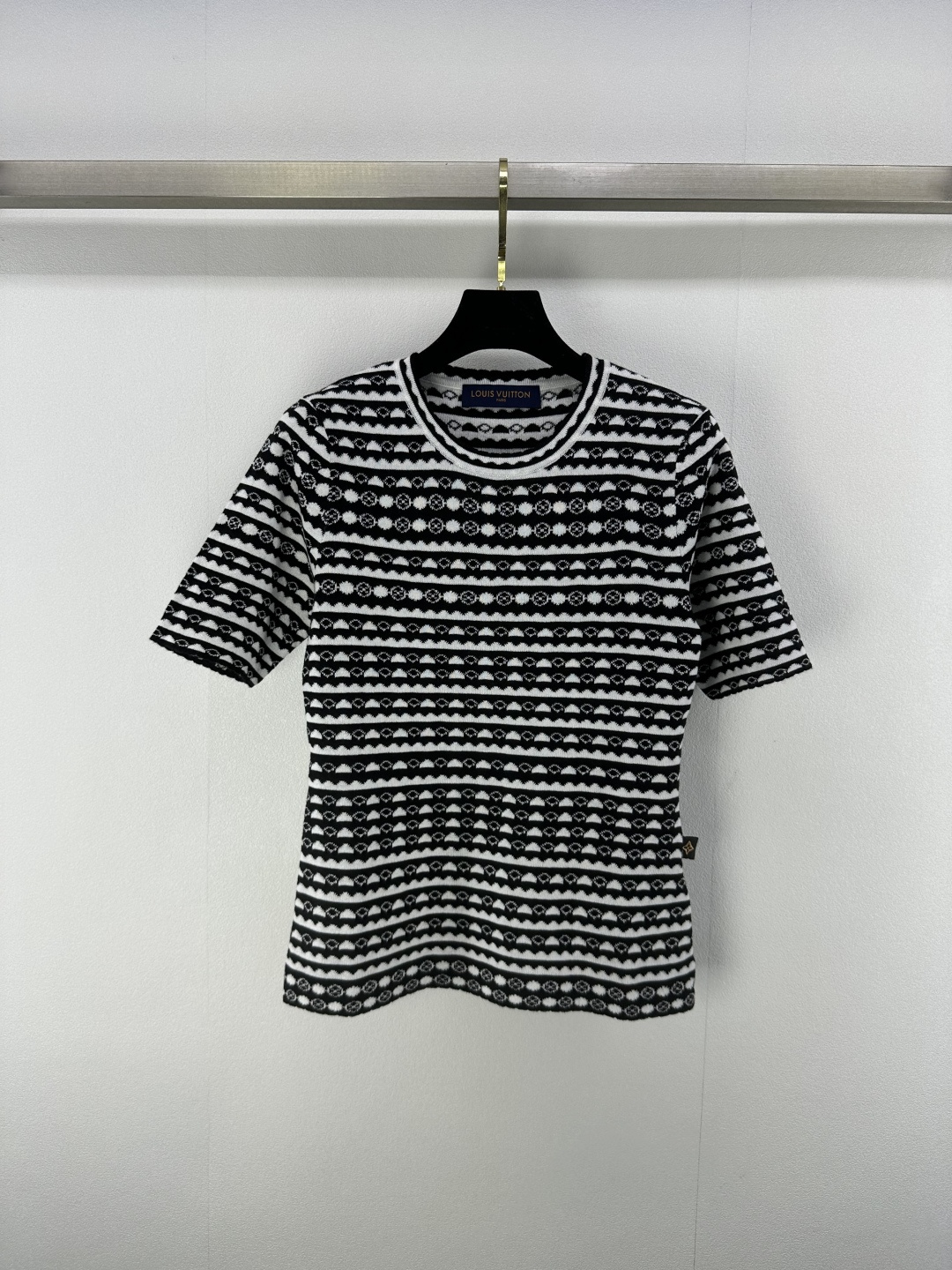 NO:412656,New details on LV 25 New summer classic presbyterian fan-shaped contrasting striped short-sleeved hem logo decoration, fashionable and high-end feel, elastic and tighter, more refined, slim outfit, loose and inclusive figure, full of slack tone, highlighting the light luxury and fashionable temperament, single-wearing and layering, all seasons fashionable outfit, 1 color and 3 size SML,,louis vuitton, T-shirt, alexander wang19860909LV上新细节 25 夏季新款经典老花扇形撞色条纹短袖 下摆logo徽标装饰 时尚高级感洋气十足 弹性松紧更显精致 穿搭显瘦 版型宽松包容身材 尽显松弛调性 凸显轻奢时髦气质 单穿叠穿均可 四季时尚穿搭 1色3码SML,,louis vuitton,T-shirt,alexander wang,Women's clothing