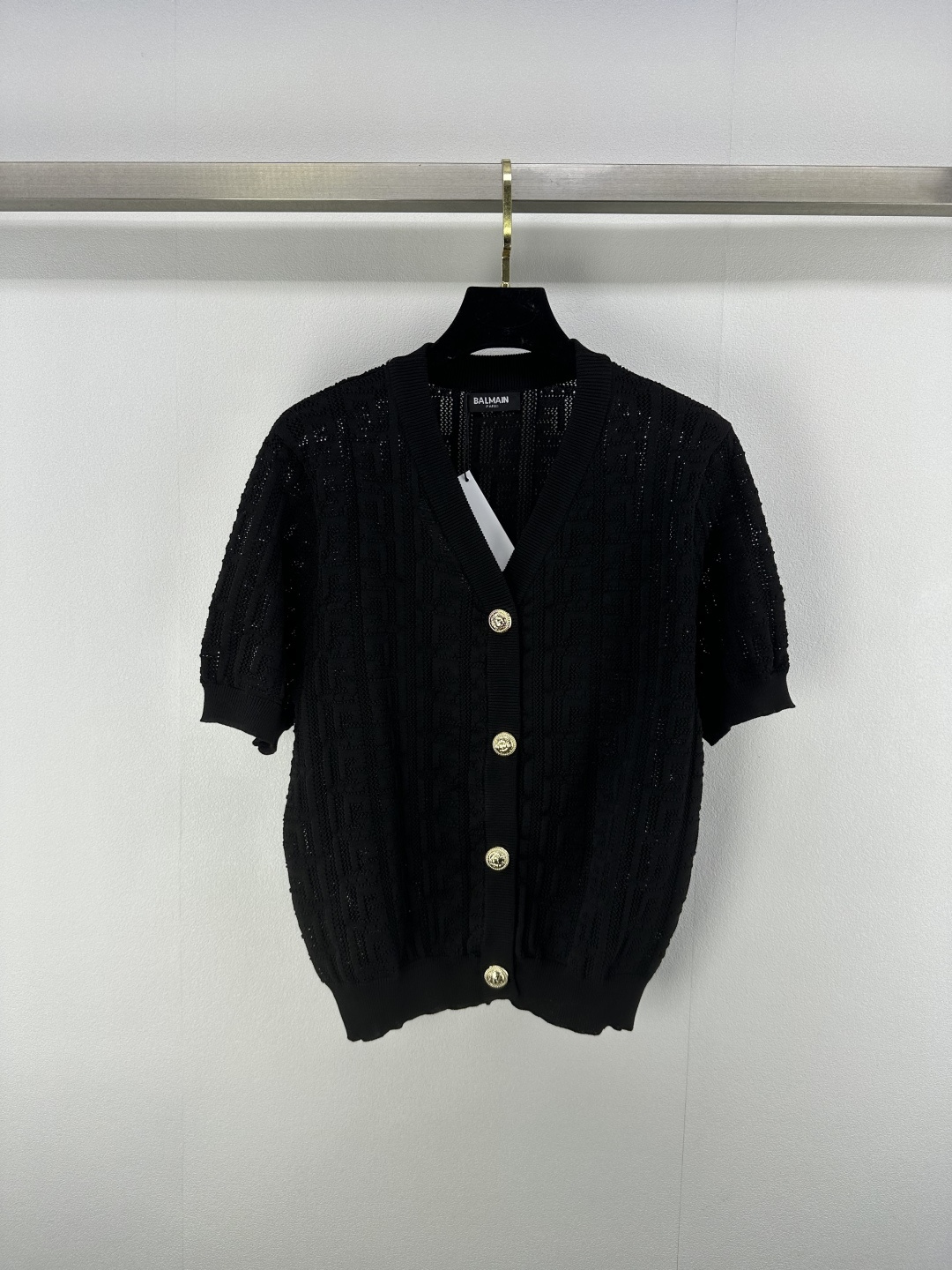 NO:409918,BALMAI* new details 25 summer new V-neck cardigan short sleeve custom metal tiger head button dark logo jacquard ultra-thin fabric breathable upper body comfortable 3 colors 3 size SML, balmain, T-shirt, alexander wang19860909BALMAI*上新细节 25 夏季新款V领开衫短袖 定制金属虎头纽扣 暗logo提花超薄面料透气上身舒适 3色3码SML,,balmain,T-shirt,alexander wang,Women's clothing