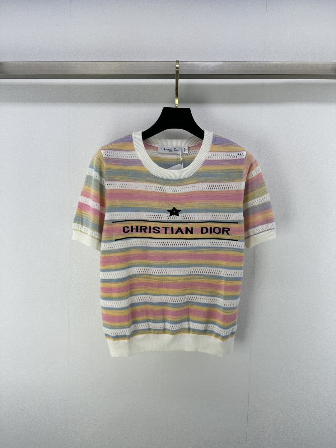 NO:409921,Dio* New Details 25 Spring and Summer Latest Striped Five-pointed Star Short Sleeve!  Customized wool knitted material, comfortable and delicate texture, hollow lines outline striped patterns on the whole body, contrasting embroidered letter logo decoration on the chest highlights the brand style, the upper body is full of lazy British atmosphere, the regular style is versatile and not picky!  2 color 3 code SML, dior, T-shirt, alexander wang19860909Dio* 上新细节 25 春夏最新条纹五角星短袖！定制羊毛针织材质 质感舒适细腻 通体镂空线条勾勒条纹图案 胸前撞色刺绣字母徽标装饰彰显品牌格调 上身充满慵懒英伦气息 常规版型百搭不挑人！ 2色3码SML,,dior,T-shirt,alexander wang,Women's clothing