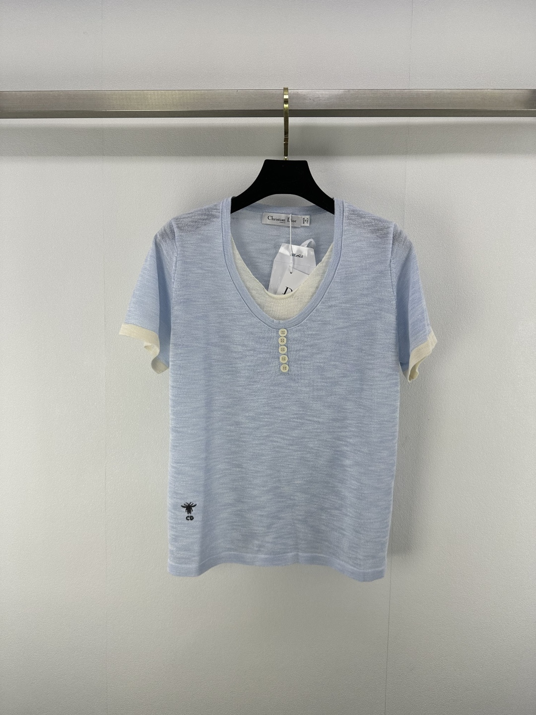 NO:409925,Dio* new details 25 Spring new double-neck short-sleeved color combination simple and high-end fake two-piece design super layered low brightness bright youthful style strong playful age-reducing whiteness positioning little bee logo fashionable and lazy, easy to control when traveling or relaxing parties 3 colors and 3 codes SML, dior, T-shirt, alexander wang19860909Dio*上新细节 25 春季新款双领短袖 拼色简约又高级假两件设计层次感超强 低明度亮色青春风格强烈俏皮减龄显白 定位小蜜蜂logo 时髦又慵懒 日常出行或轻松聚会轻松驾驭 3色3码SML,,dior,T-shirt,alexander wang,Women's clothing