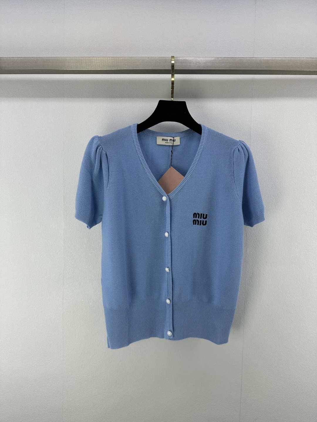 NO:410998,Miumi* new details 25 Spring and summer new knitted v-neck cardigan short sleeves Puff sleeve design covers flesh and makes you look slim. Classic brand logo embroidery embroidery playful age-reducing appearance, easy to control when traveling or gatherings!  Simple, fashionable, high-end and versatile 2 colors and 3 codes SML, miumiu, T-shirt, alexander wang19860909Miumi*上新细节 25 春夏新款针织v领开衫短袖 泡泡袖设计遮肉显瘦 经典品牌logo刺绣点缀 俏皮减龄显白 日常出行或轻松聚会轻松驾驭！简约时髦高级百搭 2色3码SML,,miumiu,T-shirt,alexander wang,Women's clothing