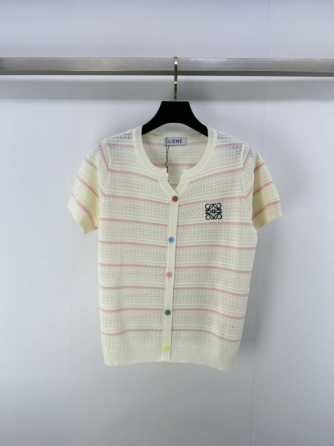 NO:410994,loew* new details 25 Summer new V-neck cardigan short sleeves exquisite hollow weaving is an ingenious artistic expression, making clothes lively and vivid in light of light and shadow Colorful buttons are like jumping notes, injecting vitality into simple design, breaking monotony, lighting up the overall shape logo logo logo is low-key and eye-catching, is a symbol of quality and style 2 colors 3 codes SML,,loewe, T-shirt,alexander wang19860909loew*上新 细节 25 夏季新款V领开衫短袖 精致镂空编织 是匠心独运的艺术表达 让衣物在光影间灵动生姿 彩色纽扣似跳跃音符 为简约设计注入活力 打破单调 点亮整体造型徽标logo标识低调而醒目 是品质与格调的象征 2色3码SML,,loewe,T-shirt,alexander wang,Women's clothing