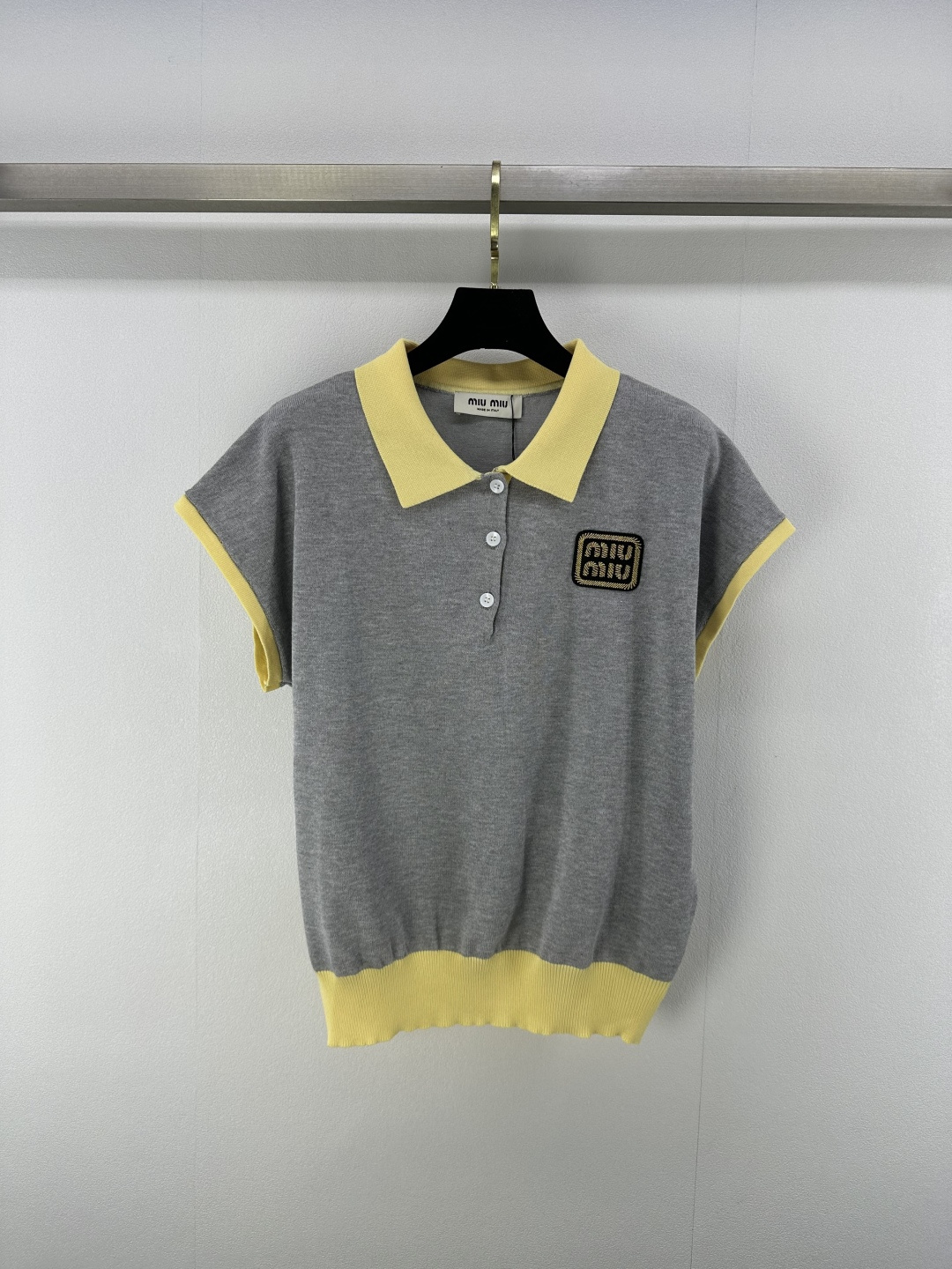 NO:410986,Miu mi* new details 25 Summer new contrast lapel vest Contrast color threaded edges on the neckline and hem Maintain the tone and coordinated and unified and enrich the design level, let the youthful atmosphere be doubled The chest logo outlines the brand words full of fashionable style 2 colors 3 codes SML, miumiu, alexander wang19860909Miu mi*上新细节 25 夏季新款撞色翻领背心 撞色螺纹包边于领口和下摆 保持基调协调统一丰富设计层次 让青春气息倍增 胸口徽标勾勒出品牌字样 充满时髦风格 2色3码SML,,miumiu,alexander wang,Women's clothing