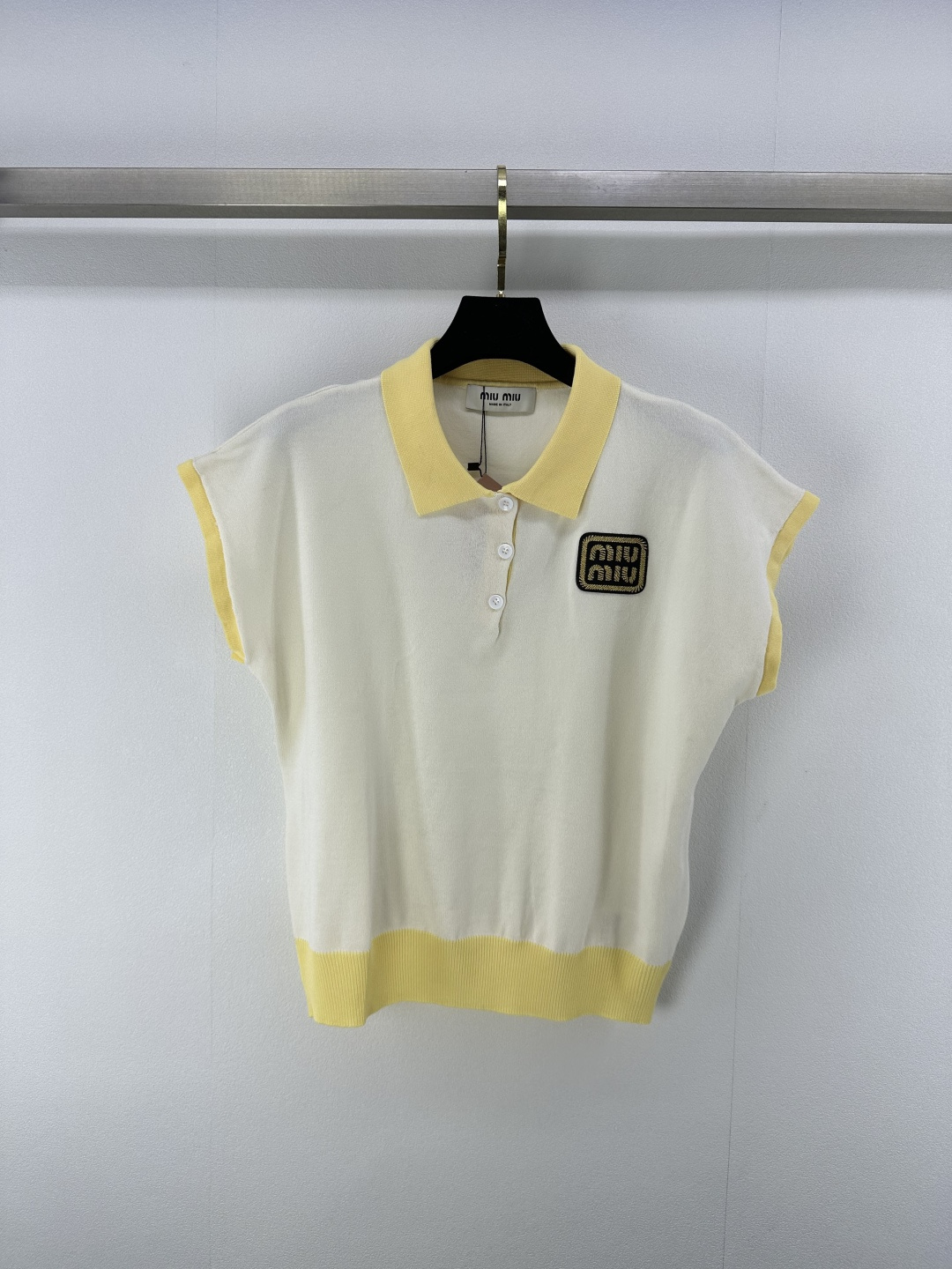 NO:410979,Miu mi* new details 25 Summer new contrast lapel vest contrasting color contrasting threads wrap around the neckline and hem, maintaining the tone and harmonize and enriching the design level, letting the youthful atmosphere multiply the chest logo outlines the brand words full of fashionable style 2 colors 3 codes SML, miumiu, alexander wang19860909Miu mi*上新细节 25 夏季新款撞色翻领背心撞色螺纹包边于领口和下摆 保持基调协调统一丰富设计层次 让青春气息倍增 胸口徽标勾勒出品牌字样 充满时髦风格 2色3码SML,,miumiu,alexander wang,Women's clothing