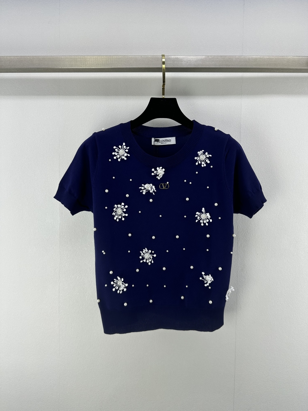 NO:410972,valentn* new details 25 The latest three-dimensional flower hand-embroidery craftsmanship in summer, with a famous style round neck and short sleeves!  Pure hand-embroidered 3D flower design classic style high-end and fashionable!  Lazy style design reduces age and gentleness. High-end fixed dyed yarn temperament product!  The classic style is versatile and slimming!  2 color 3 code SML, valentino, T-shirt, alexander wang19860909valentn*上新细节 25 夏季最新立体花朵手工刺绣工艺,名媛风气质圆领短袖！纯手工刺绣3D花朵设计经典版型高级又时髦！懒散风设计减龄温柔.高级定染纱线气质单品！经典版型百搭又显瘦！ 2色3码SML,,valentino,T-shirt,alexander wang,Women's clothing