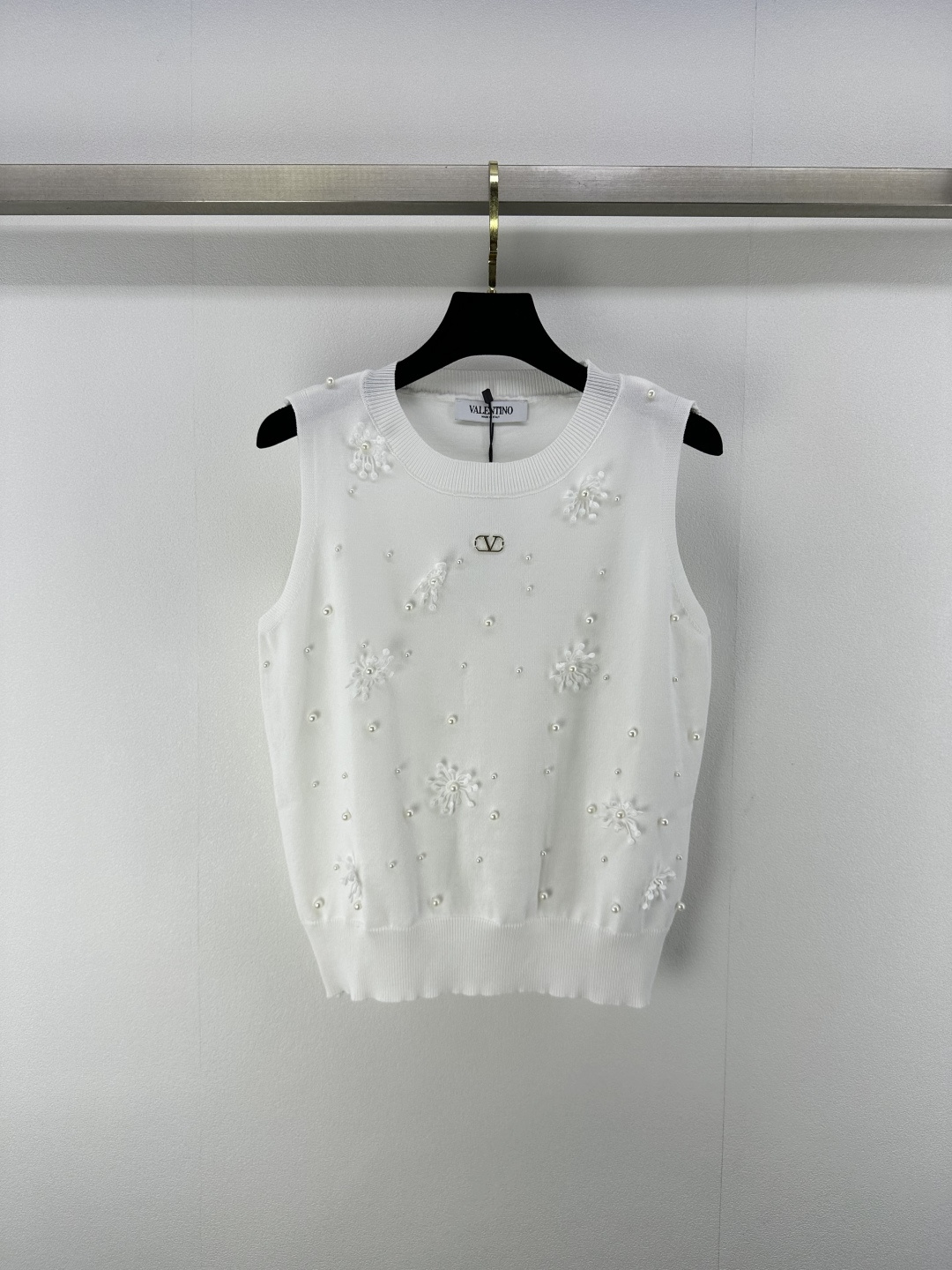 NO:411550,valentn* new details 25 The latest three-dimensional flower hand-embroidery craftsmanship in summer, with a round neck vest in the style of a famous lady!  Pure hand-embroidered 3D flower design classic style high-end and fashionable!  Lazy style design reduces age and gentleness. High-end fixed dyed yarn temperament product!  The classic style is versatile and slimming!  2 colors 3 codes SML, valentino, alexander wang19860909valentn*上新细节 25 夏季最新立体花朵手工刺绣工艺,名媛风气质圆领背心！纯手工刺绣3D花朵设计经典版型高级又时髦！懒散风设计减龄温柔.高级定染纱线气质单品！经典版型百搭又显瘦！ 2色3码SML,,valentino,alexander wang,Women's clothing