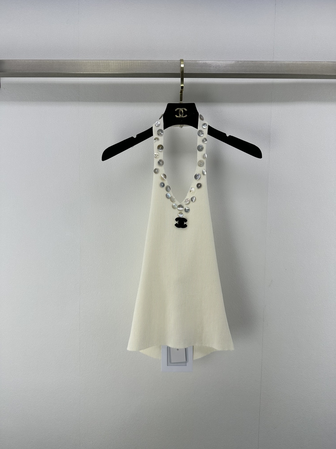 NO:411557,chane* new details 25 New summer halter neck shell vest Customized YB Tennis yarn woven elastic and comfortable breathable and easy to wear halter neck knit vest cut beautify the head and shoulders proportions make the totem logo consistent and more coordinated. Retro hot girl style is strong. Visual slimming highlights the figure. The style is playful and age-reducing. The layering effect is richer. Fashionable and fashionable. 2 colors and 3 codes SML, chanel, alexander wang19860909chane*上新细节 25 夏季新款挂脖贝壳背心 定制YB天丝纱线织造 弹力舒适 透气好穿 挂脖针织背心剪裁 美化头肩比例更显瘦 图腾徽标保持一致 更显协调 复古辣妹风格强烈 视觉显瘦突显身材 风格俏皮减龄 层次效果更丰富 时髦洋气 2色3码SML,,chanel,alexander wang,Women's clothing