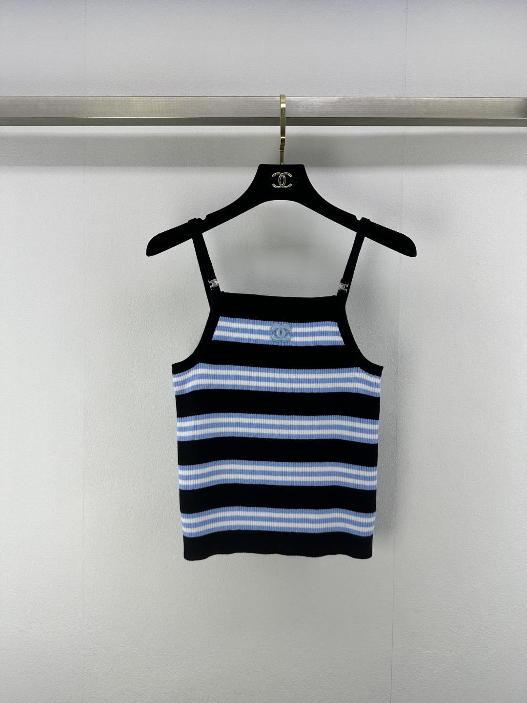 NO:411565,New details on Chane* 25 New summer knitted suspender striped vest The simple but stylish striped design presents the color collision is Xiaoxiang’s unique interpretation of fashion. Black and colorful stripes are intertwined. It has both classic calmness and lively agility. The exquisite mark on the shoulder straps. The low-key luxury is the concreteness of the brand’s soul. 3 colors and 3 codes SML, chanel, alexander wang19860909Chane*上新细节 25 夏季新款针织吊带条纹背心 简约而不失格调的条纹设计呈现 色彩碰撞间是小香对时尚的独特诠释 黑色与彩色条纹交织 既有着经典的沉稳 又融入了活泼的灵动 肩带上精致的标 低调中彰显奢华是品牌灵魂的具象化 3色3码SML,,chanel,alexander wang,Women's clothing