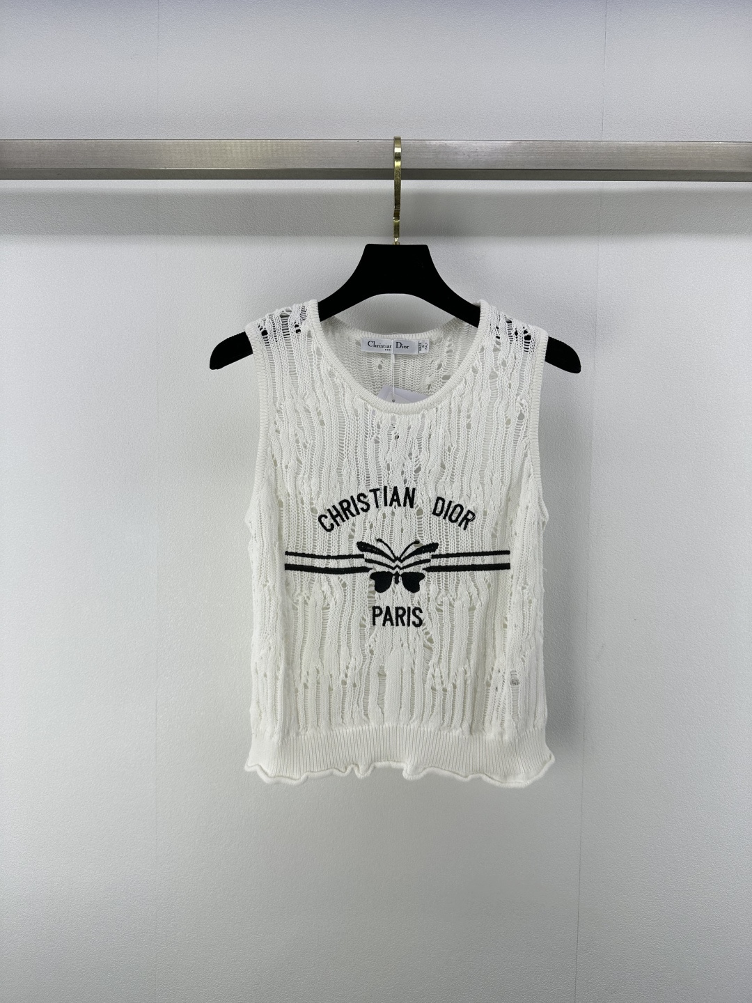 NO:411573,New details on Dio* 25 New summer knitted round neck butterfly vest The classic 'CHRISTIAN DIOR PARIS' is eye-catching and matched with agile butterfly elements. The luxurious style is simple and delicate knitted texture exquisite hollow embellishment. Soft and skin-friendly. Easy to control various occasions. 2 colors and 3 codes SML, dior, alexander wang19860909Dio*上新细节 25 夏季新款针织圆领蝴蝶背心 经典“CHRISTIAN DIOR PARIS”字样醒目呈现 搭配灵动蝴蝶元素 简约中彰显奢华格调 细腻针织纹理 精致镂空点缀 触感柔软亲肤 轻松驾驭多样场合 2色3码SML,,dior,alexander wang,Women's clothing