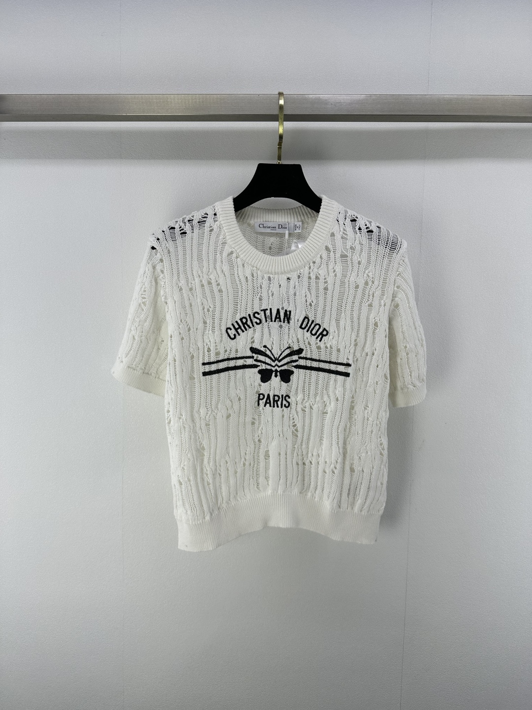 NO:411580,New details on Dio* 25 New summer knitted round neck butterfly short sleeves The classic 'CHRISTIAN DIOR PARIS' is eye-catching and matched with agile butterfly elements. The luxurious style is simple and delicate knitted texture. Exquisite hollow embellishment. Soft and skin-friendly. Easy to control various occasions. 2 colors and 3 codes. SML, dior, T-shirt, alexander wang19860909Dio*上新细节 25 夏季新款针织圆领蝴蝶短袖 经典“CHRISTIAN DIOR PARIS”字样醒目呈现 搭配灵动蝴蝶元素 简约中彰显奢华格调 细腻针织纹理 精致镂空点缀 触感柔软亲肤 轻松驾驭多样场合 2色3码SML,,dior,T-shirt,alexander wang,Women's clothing