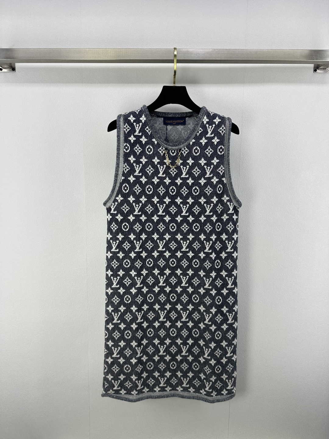 NO:413763,New details on LV* 25 The latest grey Danny series in summer knitted denim blue vest skirt classic monogram jacquard gray and white contrasting color, German machine barrel jacquard double weaving process, blended yarn texture is excellent!  A rich and beautiful woman must come in!  The classic style is not picky about people, and the upper body looks huge and slim!  1 color 3 code SML, louis vuitton, skirts, alexander wang19860909LV*上新细节 25 夏季最新灰色系丹尼系列 针织牛仔蓝背心裙 经典monogram提花灰白撞色,徳国机圆桶提花双织工艺,混纺纱线质感超赞！白富美必入！经典版型不挑人上身巨显瘦！ 1色3码SML,,louis vuitton,skirts,alexander wang,Women's clothing