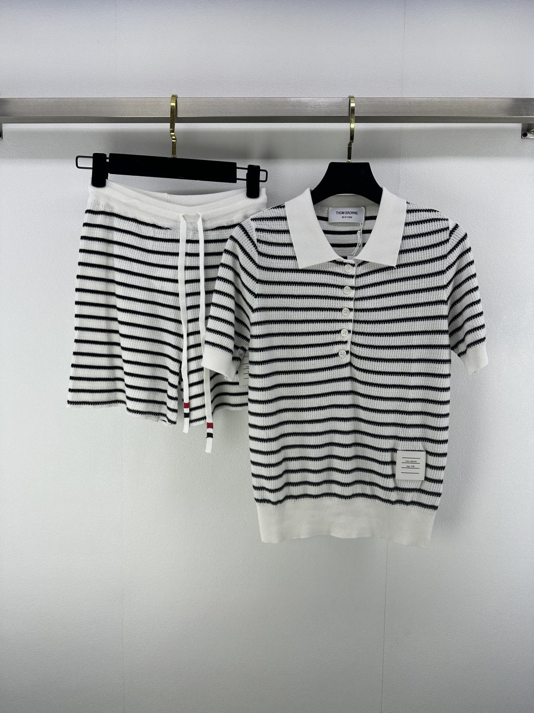 NO:413769,New details on TB 25 Summer new pure lapel black and white striped inter-color half-cardigan short-sleeved suit. I really don’t love this Polo top too much. The black and white inter-color plus three-dimensional waffle texture feel has a retro film feel from the 1990s!  Just wear it casually and you will feel relaxed!  The half-open buckle design is paired with shell buckles, 5 natural shell buckles, which have pearl luster in the sun, and unbuttoned two casual and slim. One outfit makes two lives, and it is a pure school girl on campus. It is paired with khaki pants. It is a cool and beautiful female lead in the workplace. It is also a striped elastic shorts. Casual and fashionable coexist 1 color 3 size SML, skirts, shorts, T-shirt, business suit, alexander wang19860909TB上新细节 25 夏季新款纯翻领黑白条纹间色半开衫短袖套装.这件Polo上衣真的不要太爱呀,黑白间色加上立体华夫格肌理感,自带90年代复古胶片感！随便一穿就是老钱风松弛感！半开扣设计配上贝壳扣,5颗天然贝壳扣,阳光下有珍珠光泽,解开两颗随性又显瘦.一衣穿出两种人生,搭卡其裤就是校园清纯学妹.配黑色西装裙清冷系职场大女主.加上条纹松紧短裤 休闲与时髦并存 1色3码SML,,skirts,shorts,T-shirt,business suit,alexander wang,Women's clothing