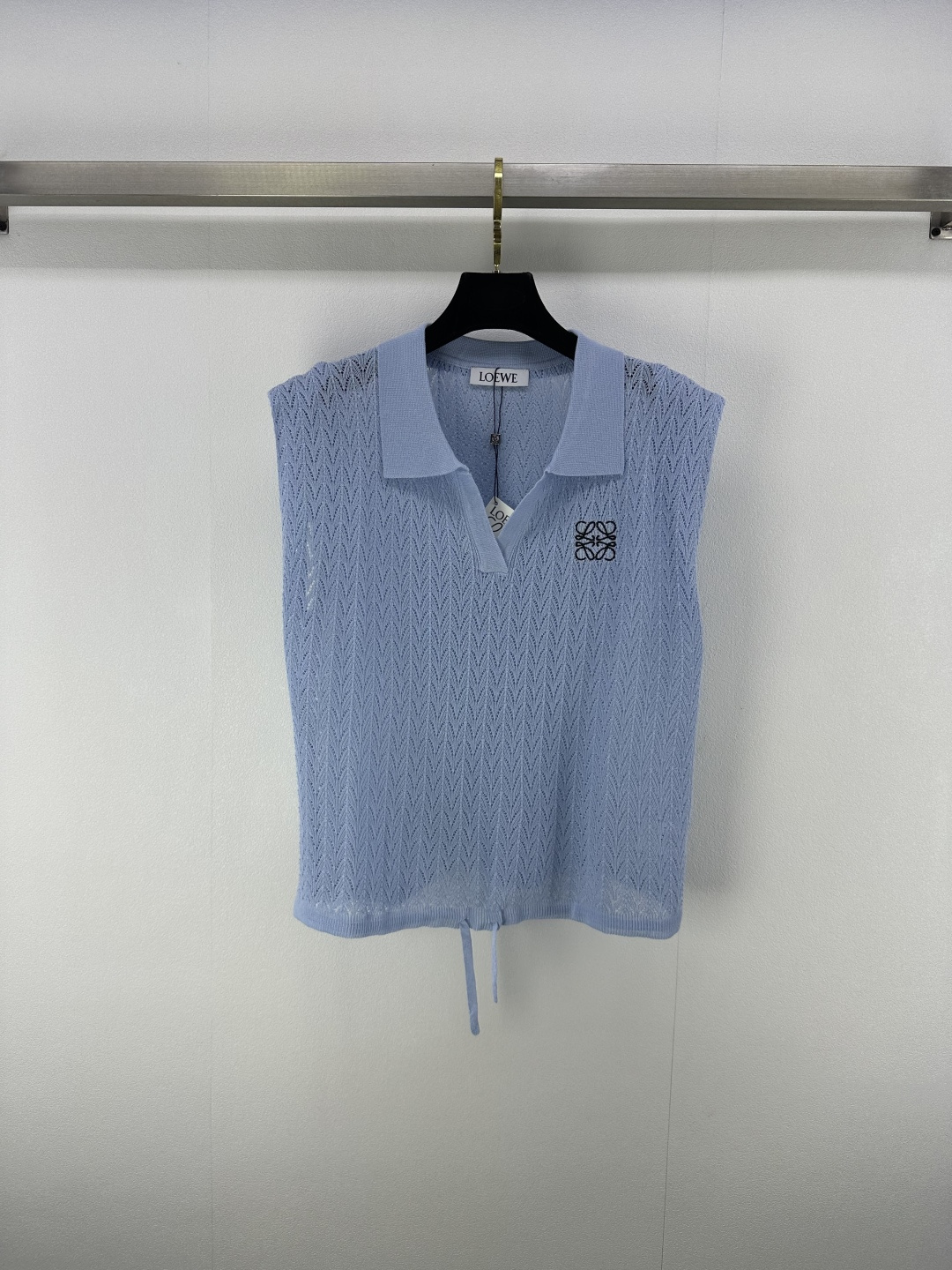 NO:416076,Loew* New details 25 New summer hollow knitted short sleeves Small V-neck design is simple everyday, not simple, loose, and highly inclusive!  Hem drawstring waist to make you look slimming. A must-have item for single-fitting and layering. 2 colors and 3 sizes SML, loewe, T-shirt, alexander wang19860909loew*上新细节 25 夏季新款镂空针织短袖 小V领设计日常简约而不简单宽松版型包容性强！下摆抽绳收腰显瘦 单穿叠穿必入单品 2色3码SML,,loewe,T-shirt,alexander wang,Women's clothing