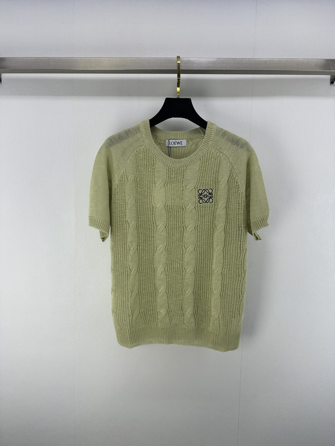 NO:416675,Loew* New details 25 Spring and summer latest hollow round neck short sleeves!  The fabric is delicate and soft, sagging and refreshing, exquisite knitted short-sleeved style, embroidered with letters and logo patterns on the chest, strong retro college style, playful and age-reducing, easy to control when traveling or gatherings!  3 color 3 code SML, loewe, T-shirt, alexander wang19860909loew*上新细节 25 春夏最新镂空圆领短袖！ 面料细腻柔软 垂顺冰爽 精致针织短袖版型 胸前刺绣点缀字母徽标图案 复古学院风格强烈 俏皮减龄显白 日常出行或轻松聚会轻松驾驭！ 3色3码SML,,loewe,T-shirt,alexander wang,Women's clothing