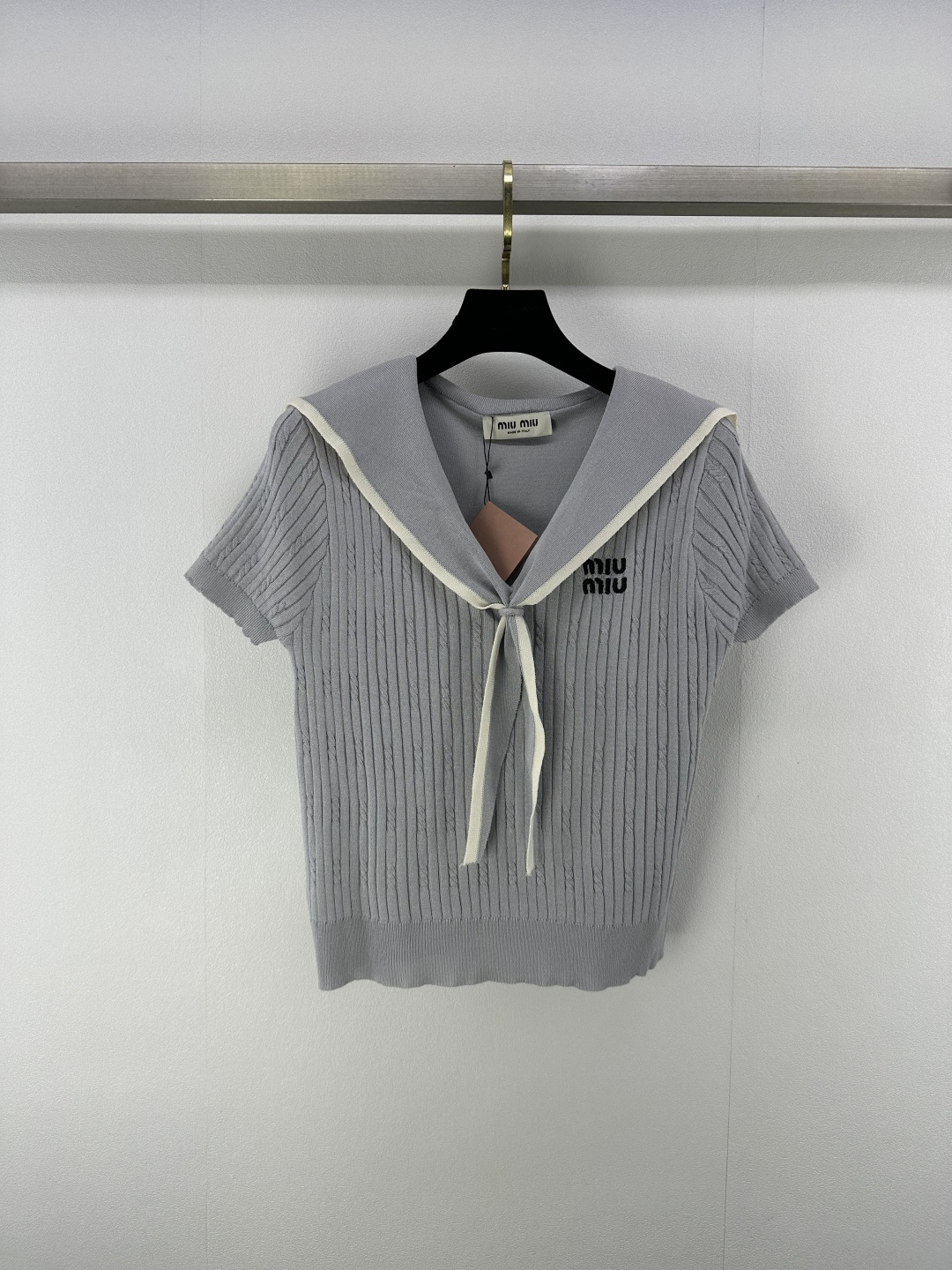 NO:416684,Miumi New Details 25 Spring and Summer New Navy Collar Bow Top. The color matching is age-reducing girlish style, embroidered logo letters are low-key and luxurious. The sweet girl is elegant and fashionable, and the classic style is not picky about people, making her look slim and versatile!  3 color 3 code SML, miumiu, alexander wang19860909Miumi 上新细节 25 春夏新款海军领蝴蝶结上衣.配色减龄少女风,刺绣logo字母低调奢华.甜美少女优雅又时髦,经典版型不挑人上身显瘦又百搭！ 3色3码SML,,miumiu,alexander wang,Women's clothing