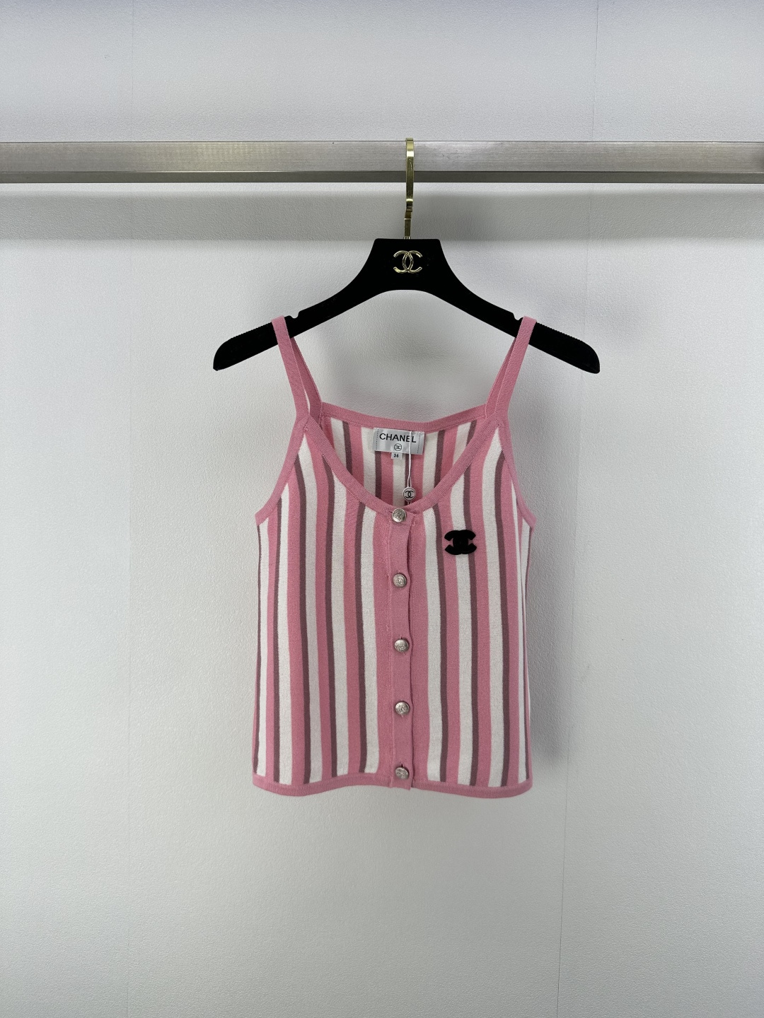 NO:416066,New details on Chane* 25 New summer knitted sling vertical striped vest The simple but stylish striped design presents the color collision is Xiaoxiang’s unique interpretation of fashion. Blue pink and colorful stripes are intertwined. It has both classic calmness and lively agility. The low-key showcases luxury is the concreteness of the brand’s soul. 2 colors and 3 codes SML, chanel, alexander wang19860909Chane*上新细节 25 夏季新款针织吊带竖条纹背心 简约而不失格调的条纹设计呈现 色彩碰撞间是小香对时尚的独特诠释 蓝粉与彩色条纹交织 既有着经典的沉稳 又融入了活泼的灵动 低调中彰显奢华是品牌灵魂的具象化 2色3码SML,,chanel,alexander wang,Women's clothing