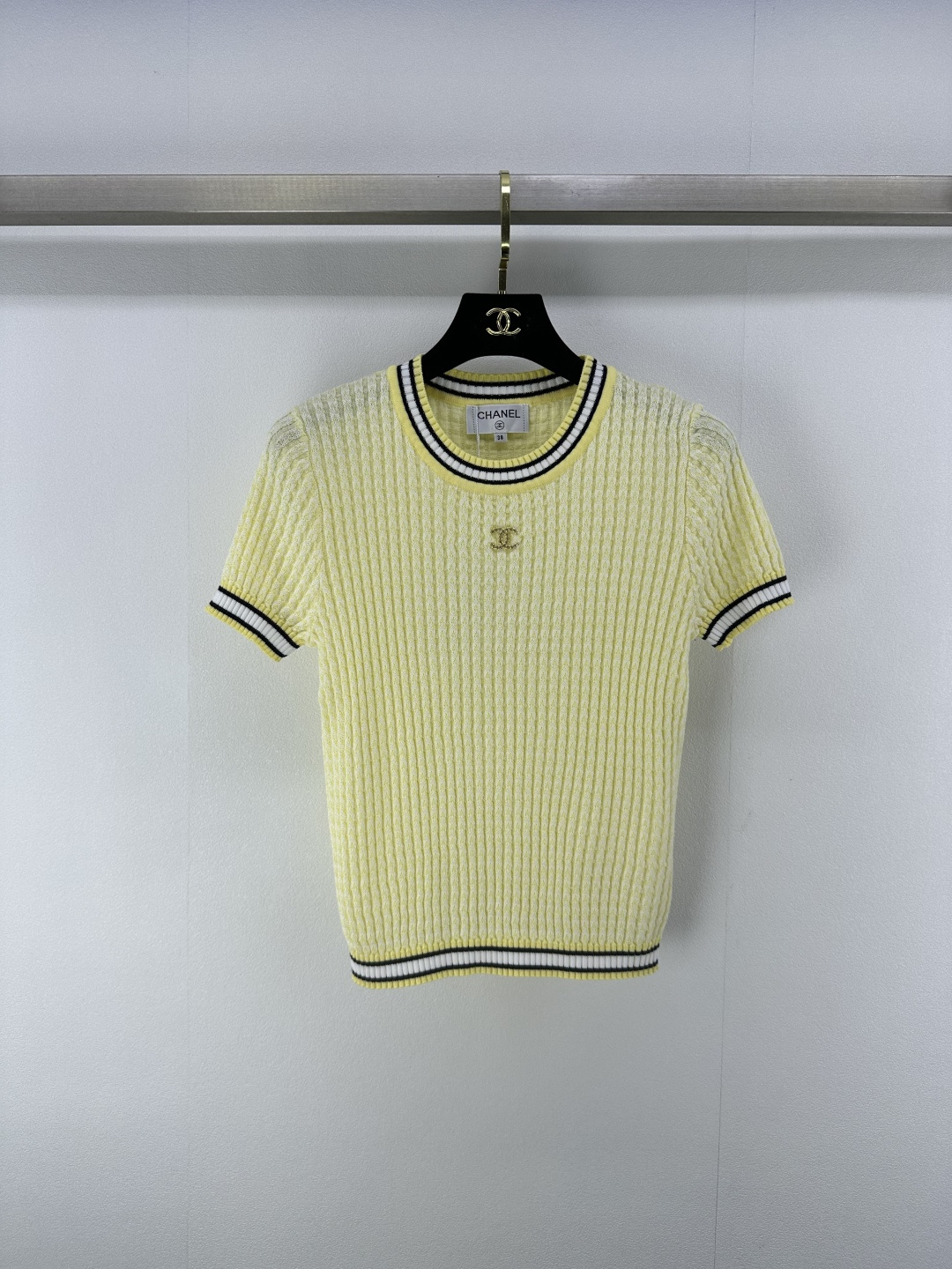 NO:413785,Chane* new details 25 New summer knitted round neck short sleeves adopt high-quality knitting process, delicate texture, high-quality texture, classic double C logo embellishes on the chest in a low-key and luxurious manner, highlighting the brand identity The contrasting striped design of the neckline and cuffs adds a sense of detail and layering. The upper body is high-end and slimming, and can easily become the focus in any occasion. 3 colors and 3 codes SML, chanel, T-shirt, alexander wang19860909Chane*上新细节 25 夏季新款针织圆领短袖 采用高品质针织工艺 纹理细腻 质感上乘 经典的双C标志低调而奢华地缀于胸前 彰显着品牌身份 领口与袖口的撞色条纹设计 增添了细节感与层次感 上身高级显瘦任何场合都能轻松成为焦点 3色3码SML,,chanel,T-shirt,alexander wang,Women's clothing