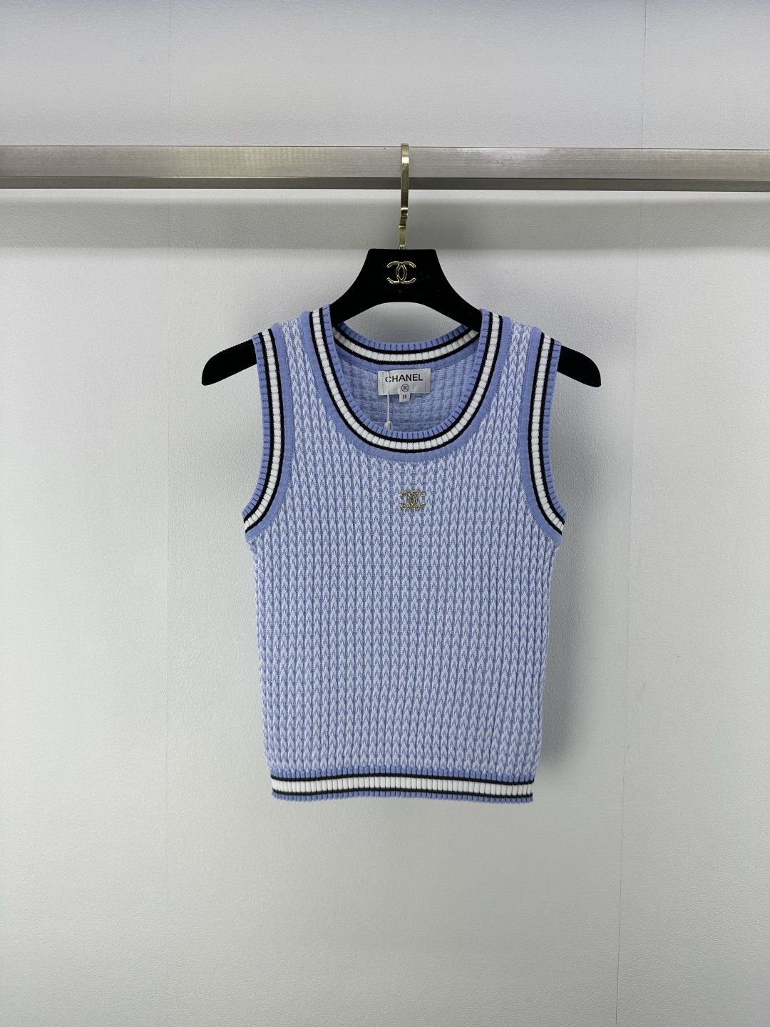 NO:413774,Chane* new details 25 New summer knitted round neck vest adopts high-quality knitting process, delicate texture, high-quality texture, classic double C logo embellishes on the chest in a low-key and luxurious manner, highlighting the brand identity The contrasting striped design of the neckline and cuffs adds a sense of detail and layering, fashionable and chic. Whether it is a single wear, it can easily become the focus whether it is a casual look or a shirt is matched to create a sense of layering. 3-color 3-code SML, chanel,shirts,alexander wang19860909Chane*上新细节 25 夏季新款针织圆领背心 采用高品质针织工艺 纹理细腻 质感上乘 经典的双C标志低调而奢华地缀于胸前 彰显着品牌身份 领口与袖口的撞色条纹设计 增添了细节感与层次感 时髦又别致 无论是单穿展现率性 还是搭配衬衫打造层次感 都能轻松成为焦点 3色3码SML,,chanel,shirts,alexander wang,Women's clothing