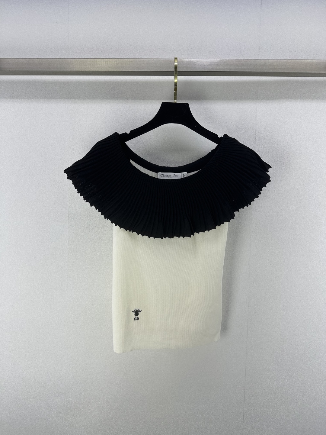 NO:413851,Dio* new details 25 New summer one-shoulder lapel vest custom blended yarn weaving stretch-comfortable and breathable Knitted top cut One-shoulder collar fit vest bee-slimming the proportions of the head and shoulders, the hem outlines the embroidery decoration of the little bee. The retro style is strong. The lotus leaf lapel has a more elegant and romantic atmosphere. Slim fit style highlights the figure. Easy to control when traveling or having a relaxing party. 1 color 3 code SML, dior, alexander wang19860909Dio*上新细节 25 夏季新款一字肩翻领背心 定制混纺纱线织造 弹力舒适 透气好穿 针织上衣剪裁 一字肩领配合背心 美化头肩比例更显瘦 下摆勾勒小蜜蜂刺绣装饰 复古风格强烈 荷叶翻领氛围感更显优雅浪漫 修身版型 突显身材 日常出行或轻松聚会轻松驾驭 1色3码SML,,dior,alexander wang,Women's clothing