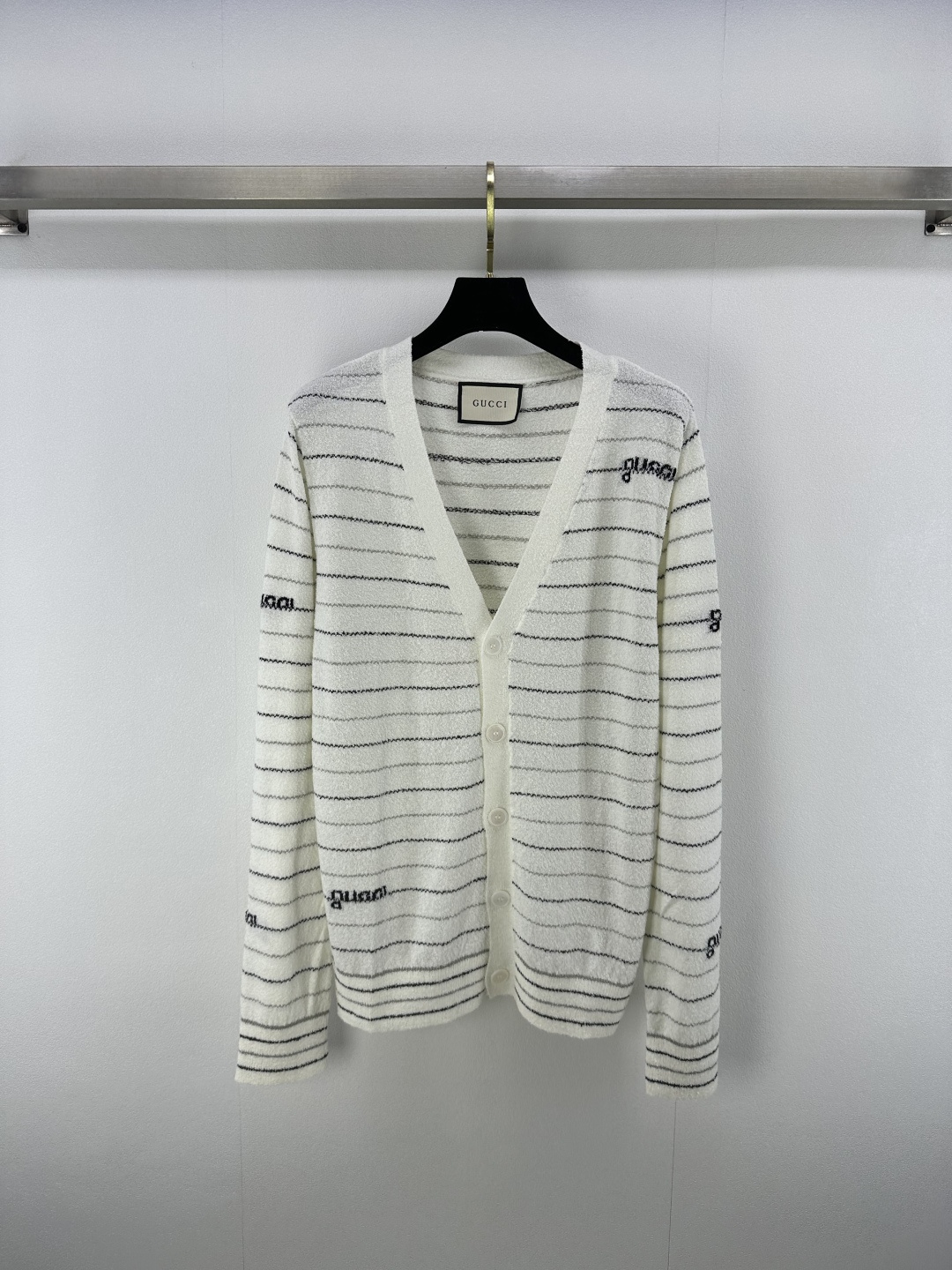 NO:413897,Gucc* New details 25 New summer striped cardigan is a perfect versatile king!  Black and white color combination is fresh, exquisite jacquard contrasting color logo details are also very important. The texture is super-sense and has a high-end atmosphere. Sweet and age-reducing. 1 color and 3 codes SML, gucci, alexander wang19860909Gucc* 上新细节 25 夏季新款条纹开衫 妥妥的百搭王 ！黑白配色清新 精致提花撞色logo细节也很加分 肌理感超强的效果自带高级氛围 甜美又减龄 1色3码SML,,gucci,alexander wang,Women's clothing