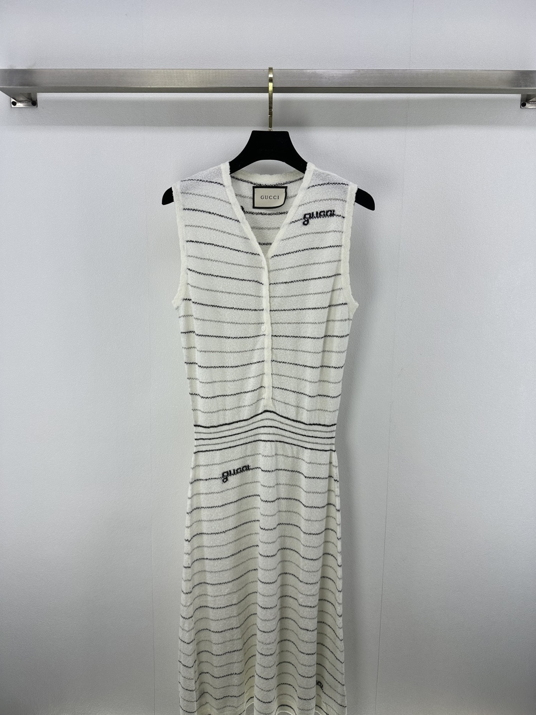 NO:413904,Gucc* New details 25 New summer striped cardigan vest skirt is a perfect versatile king!  Black and white color combination is fresh, exquisite jacquard contrasting color logo details are also very important. The texture is super-sense and has a high-end atmosphere. Sweet and age-reducing. 1 color and 3 codes SML, gucci, skirts, alexander wang19860909Gucc* 上新细节 25 夏季新款条纹开衫背心裙 妥妥的百搭王 ！黑白配色清新 精致提花撞色logo细节也很加分 肌理感超强的效果自带高级氛围 甜美又减龄 1色3码SML,,gucci,skirts,alexander wang,Women's clothing