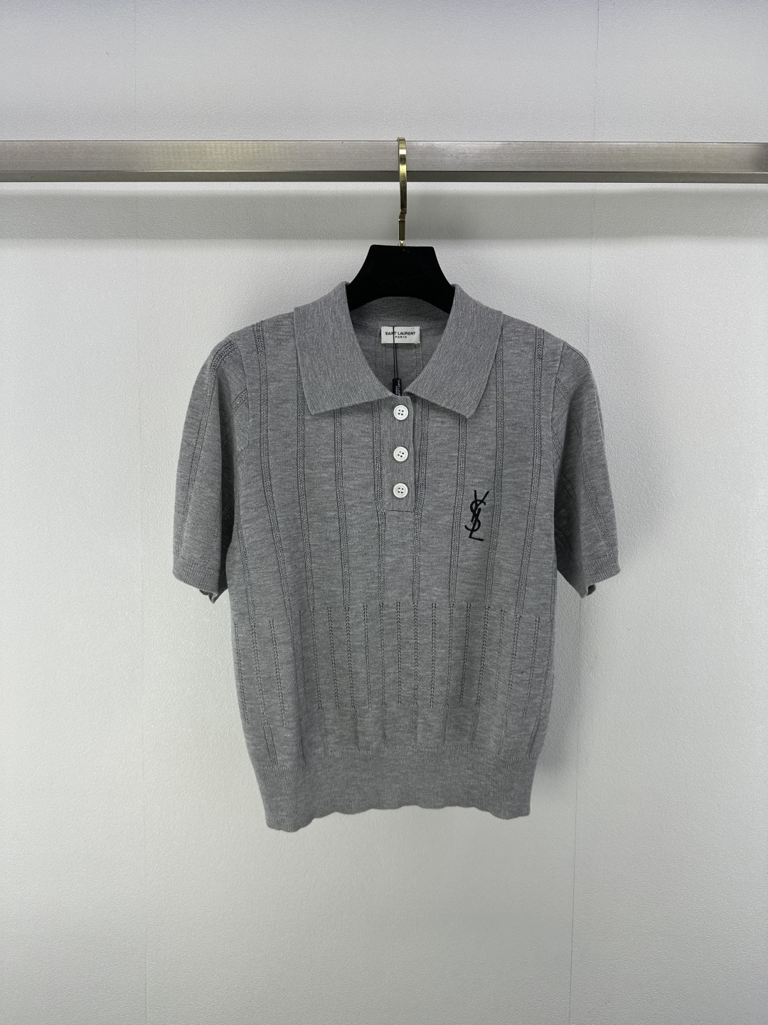 NO:413911,New details on YSL* 25 Spring and Summer Latest Lapel Knit Short Sleeve!  Custom imported knitted materials, lapel short-sleeved tailoring, delicate collar edges echo the hem, single row of shell buttons reflect the charm of details, customized letter embroidery, demonstrate the brand tone, and fully demonstrate the elegant French style of dressing!  3 color 3 code SML, saint laurent, T-shirt, alexander wang19860909YSL*上新细节 25 春夏最新翻领针织短袖！定制进口针织材质 翻领短袖剪裁 领边细腻包边与衣摆相呼应 单排贝壳纽扣 体现细节魅力 定制字母刺绣 彰显品牌调性 尽显法式优雅穿搭风格！ 3色3码SML,,saint laurent,T-shirt,alexander wang,Women's clothing