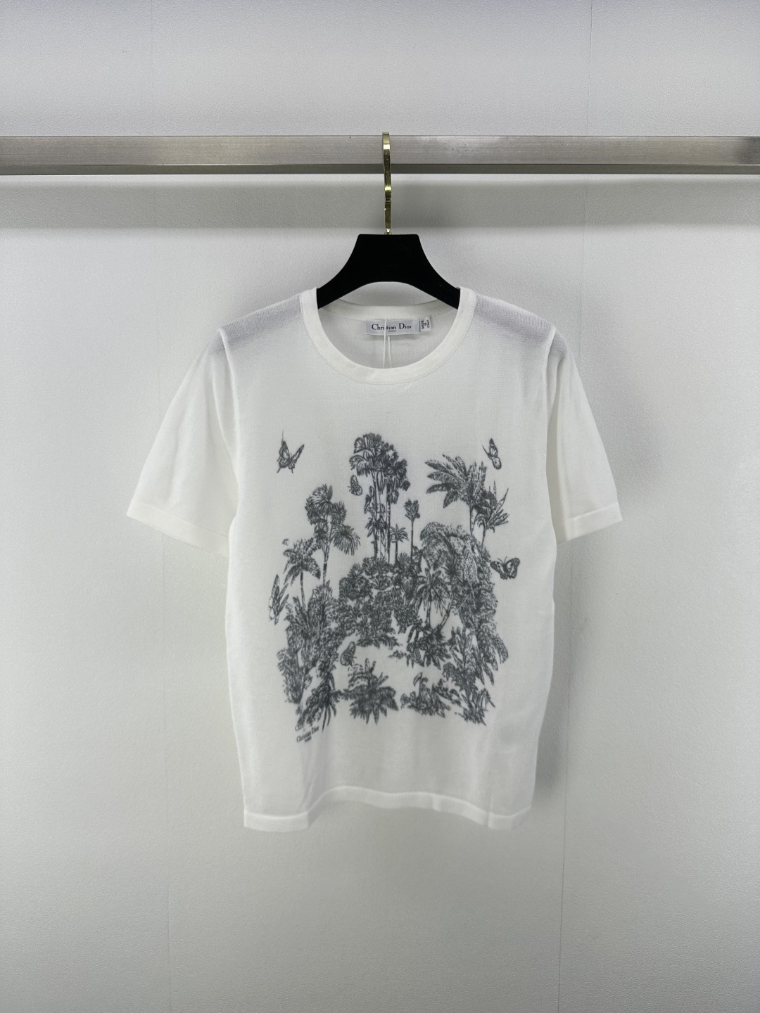 NO:413860,New details on Dio* 25 Spring and summer new island coconut flower print linen knitted short sleeves versatile item!  The original imported yarn is soft, delicate, breathable and comfortable!  The classic round neck style looks huge and slim!  Positioned printed logo is elegant and fashionable and elegant!  A rich and beautiful woman must come in!  1 color 3 code SML, dior, T-shirt, alexander wang19860909Dio*上新细节 25 春夏新款海岛椰树花印花亚麻针织短袖 百搭单品！原版进口纱线质感柔软细腻透气舒适！经典圆领版型上身巨显瘦！定位印花logo优雅又时髦气质单品！白富美必入！ 1色3码SML,,dior,T-shirt,alexander wang,Women's clothing