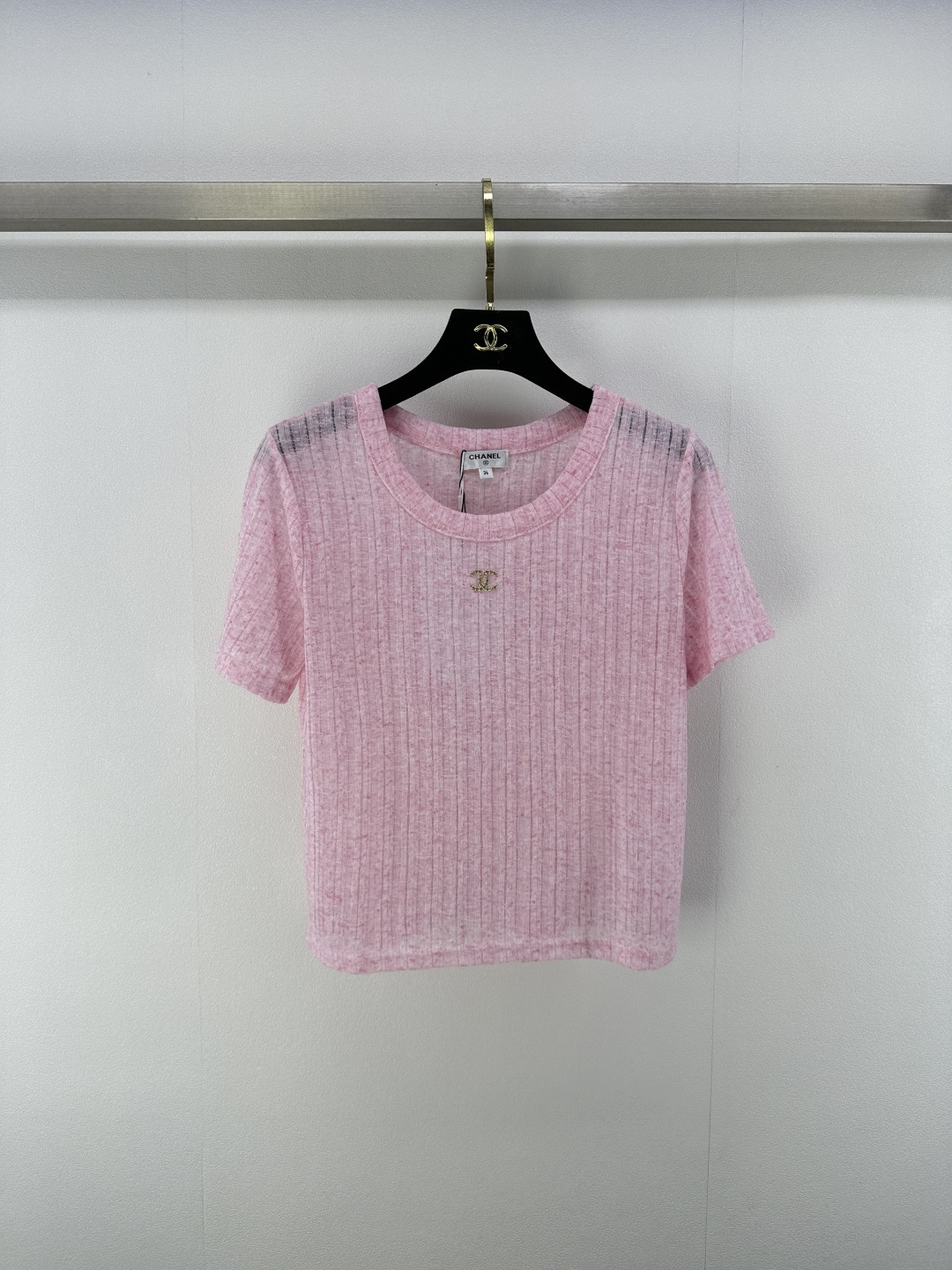 NO:415306,CHANE* New details 25 Spring and summer latest round neck slim knitted short sleeves!  Custom knitted material, delicate texture, soft and comfortable, round neck knitted short-sleeved cut, vertical stripes throughout the body, rich visual effects, elastic characteristics, fit the body, make it look slimmer, the chest is decorated with double C logo to add exquisite tone, show brand tone, versatile styles do not pick the age-old skin tone!  2 color 3 code SML, chanel, T-shirt, alexander wang19860909CHANE* 上新细节 25 春夏最新系圆领修身针织短袖！定制针织材质 细腻肌理 柔软舒适 圆领针织短袖裁剪 通体竖纹肌理丰富视觉效果 搭配弹性十足的特性 贴合身型更显瘦 胸前饰以双C徽标装饰 增添精致调性 展示品牌调性 百搭款式不挑年龄肤色！ 2色3码SML,,chanel,T-shirt,alexander wang,Women's clothing