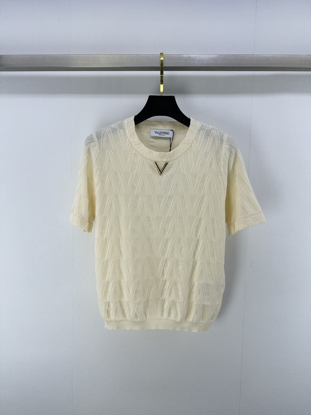 NO:413865,New details on Valentin* 25 Spring and summer new knitted round neck short sleeves Brand logo pattern jacquard decoration Metal logo embellishment Simple, fashionable, exquisite and versatile 2 colors 3 codes SML, valentino, T-shirt, alexander wang19860909Valentin*上新细节 25 春夏新款针织圆领短袖 品牌logo图案提花装饰 金属logo点缀 简约时髦精致百搭 2色3码SML,,valentino,T-shirt,alexander wang,Women's clothing