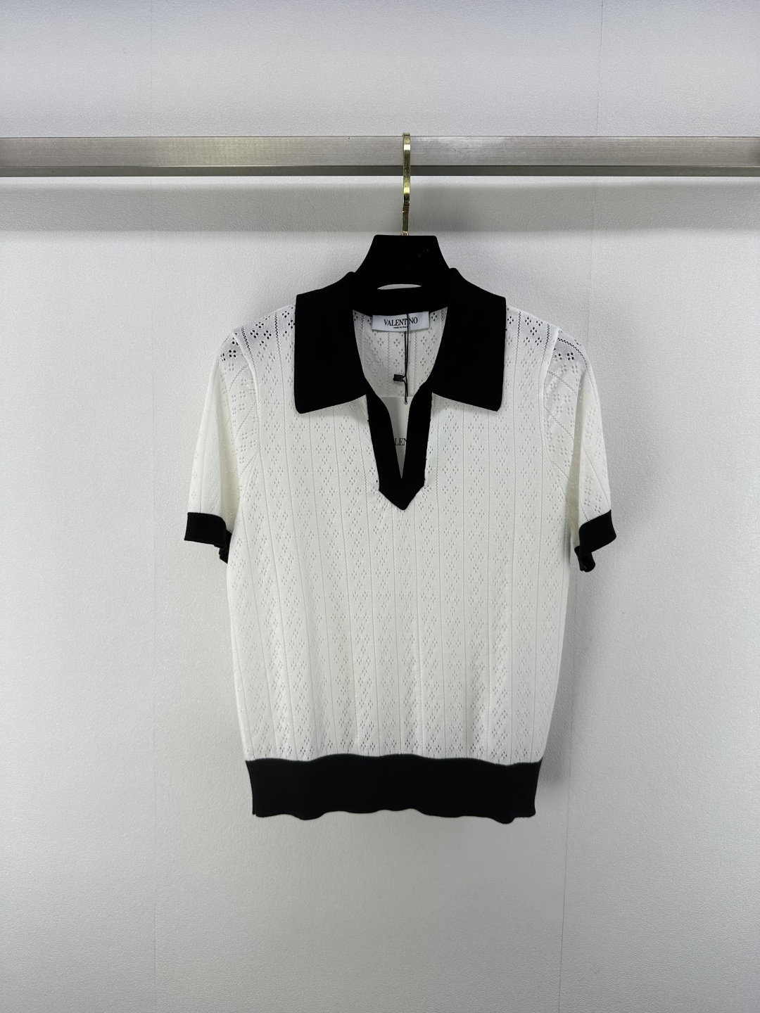 NO:415297,valentin* new details 25 Summer new style contrast knitted lapel short sleeves Customized YB Tennis yarn woven High-quality texture Gloss and comfortable Knitted lapel half-pallet top cut The whole body is interwoven with crochet texture outlines the crimp texture pattern highlights the high-end feeling of outfit The collar contrast outlines the cuffs and hem with contrasting color elastic and tighter make it more refined. The outfit is slim. The style is inclusive of the figure and shows the relaxed tone. The light and luxurious temperament can be highlighted. It can be layered in one piece. The first choice for fashion outfits in all seasons: 2 colors and 3 sizes SML, valentino, T-shirt, alexander wang19860909valentin*上新细节 25 夏季新款撞色针织翻领短袖 定制YB天丝纱线织造 质感高级 光泽舒适 针织翻领半开襟上衣剪裁 通体利用钩针肌理交织 勾勒出绞花纹理图案 凸显穿搭高级感 领口撞色勾勒袖口和下摆采用撞色螺纹花边 弹性松紧更显精致 穿搭显瘦 版型包容身材 尽显松弛调性 凸显轻奢时髦气质 单穿叠穿均可 四季时尚穿搭首选 2色3码SML,,valentino,T-shirt,alexander wang,Women's clothing