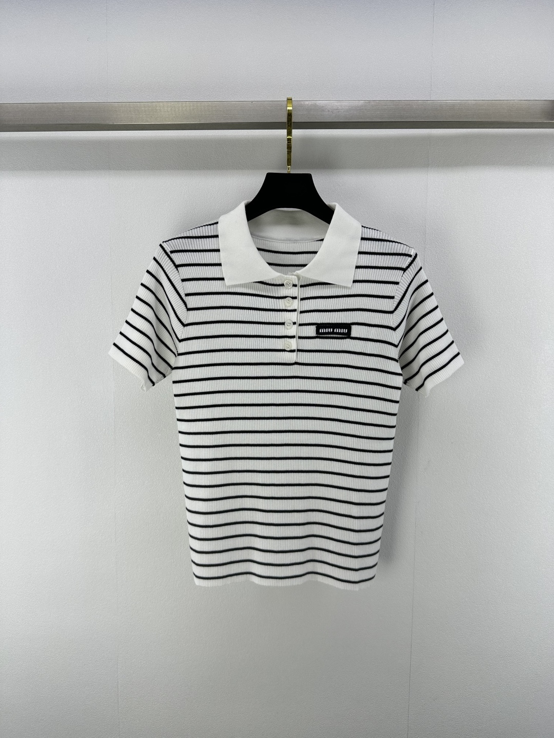 NO:413918,New details on MiuMi* 25 Spring and Summer Latest Contrast Striped Lapel Knitted Short Sleeves!  Customized wool yarn weaving, high-quality texture and comfortable lapel knitted short-sleeved tailoring, front button half-open placket adjustable at will, large body black and white pinstripes intertwined chest with iconic letter logo patterns to highlight the brand's personality, highlight the high-end feeling of outfit, elastic texture slimming design, moderate elastic tightness and more refined, full of relaxation and tone, light luxury and fashionable temperament!  1 color 3 code SML, miumiu, T-shirt, alexander wang19860909MiuMi*上新细节 25 春夏最新撞色条纹翻领针织短袖！定制羊毛纱线织造 质感高级舒适 翻领针织短袖剪裁 前襟纽扣半开襟随心调节 大身黑白细条纹交织胸前装点标志性字母徽标图案 彰显品牌个性 凸显穿搭高级感 弹性纹理显瘦设计 松紧适中更显精致 穿搭尽显松弛调性 轻奢时髦气质！ 1色3码SML,,miumiu,T-shirt,alexander wang,Women's clothing