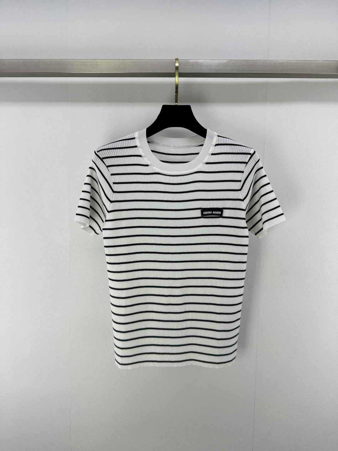 NO:413925,New details on MiuMi* 25 Spring and summer latest contrasting striped round neck knitted short sleeves!  Customized wool yarn weaving, high-quality texture, comfortable and round neck knitted short-sleeved tailoring, half-open placket adjustable at will, large body black and white pinstripes intertwined chest with iconic letter logo patterns to highlight the brand’s personality, highlight the high-end feeling of outfit, elastic texture slimming design, moderate elastic tightness and more refined, full of relaxation and tone, light luxury and fashionable temperament!  1 color 3 code SML, miumiu, T-shirt, alexander wang19860909MiuMi*上新细节 25 春夏最新撞色条纹圆领针织短袖！定制羊毛纱线织造 质感高级舒适 圆领针织短袖剪裁 前襟纽扣半开襟随心调节 大身黑白细条纹交织胸前装点标志性字母徽标图案 彰显品牌个性 凸显穿搭高级感 弹性纹理显瘦设计 松紧适中更显精致 穿搭尽显松弛调性 轻奢时髦气质！ 1色3码SML,,miumiu,T-shirt,alexander wang,Women's clothing