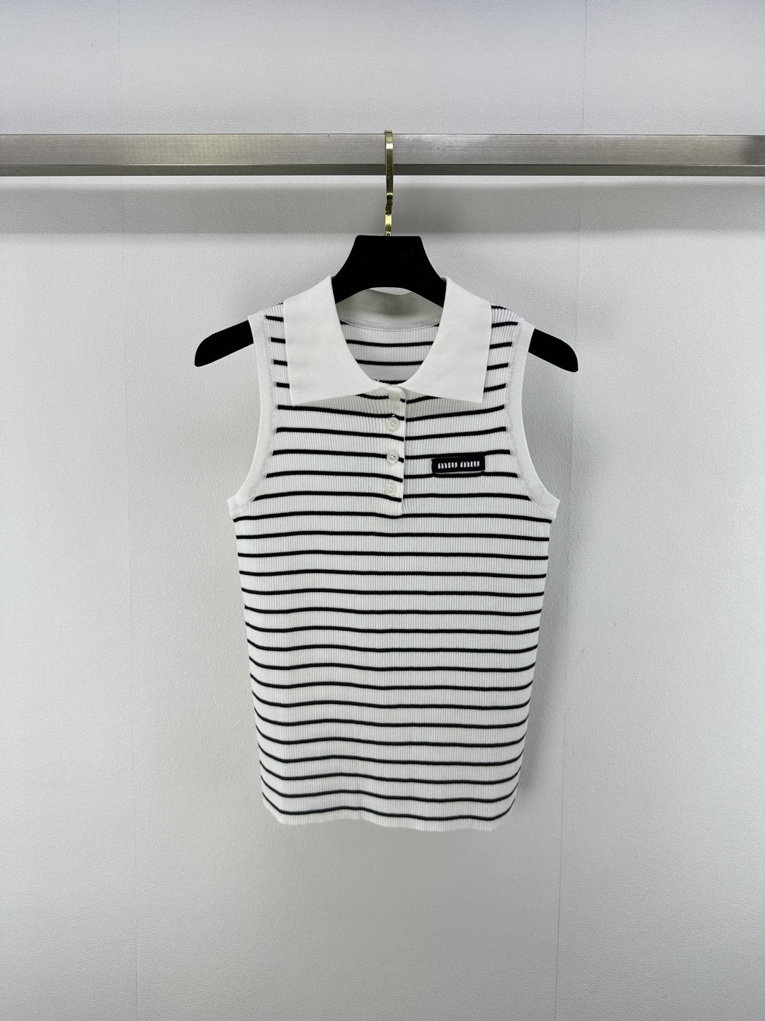 NO:413929,New details on MiuMi* 25 Spring and Summer Latest Contrast Striped Lapel Knitted Vest!  Customized wool yarn weaving, high-quality texture and comfortable lapel knitted vest cut, front buttons and half-open placket adjustable at will, large body black and white pinstripes intertwined chest with iconic letter logo patterns to highlight the brand's personality, highlight the high-end feeling of outfit, elastic texture slimming design, moderate elastic tightness and more refined, full of relaxation and tone, light luxury and fashionable temperament!  1 color 3 code SML, miumiu, alexander wang19860909MiuMi*上新细节 25 春夏最新撞色条纹翻领针织背心！定制羊毛纱线织造 质感高级舒适 翻领针织背心剪裁 前襟纽扣半开襟随心调节 大身黑白细条纹交织胸前装点标志性字母徽标图案 彰显品牌个性 凸显穿搭高级感 弹性纹理显瘦设计 松紧适中更显精致 穿搭尽显松弛调性 轻奢时髦气质！ 1色3码SML,,miumiu,alexander wang,Women's clothing