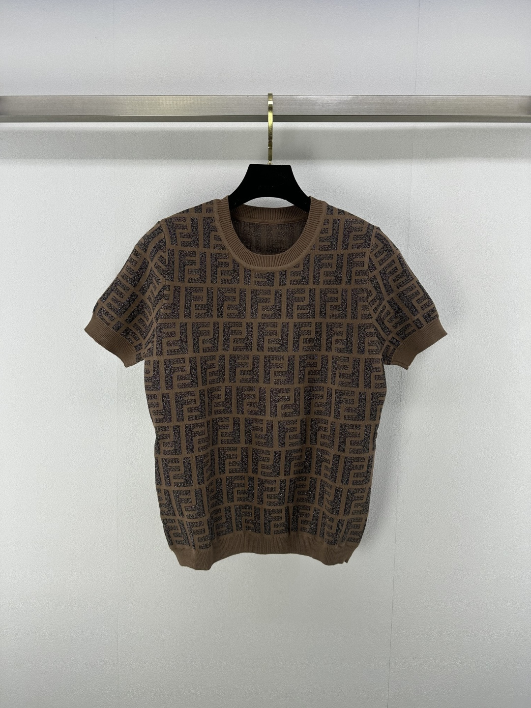 NO:413811,Fend * New details 25 Spring and summer gold wire series round neck knitted short sleeves. The brown base is smudged with gentle background, and the gold wire outlines the logo to highlight details. The elasticity and tightness are moderate and more refined. The outfit shows a relaxed tone. The daily sense of luxury is interpreted with a light luxury texture. 1 color and 3 codes SML, fendi, T-shirt, alexander wang19860909Fend * 上新细节 25 春夏金丝系列圆领针织短袖 咖色基底晕染温柔底色,金丝勾勒logo点亮细节 松紧适中更显精致 穿搭尽显松弛调性 以轻奢质感诠释日常高级感 1色3码SML,,fendi,T-shirt,alexander wang,Women's clothing