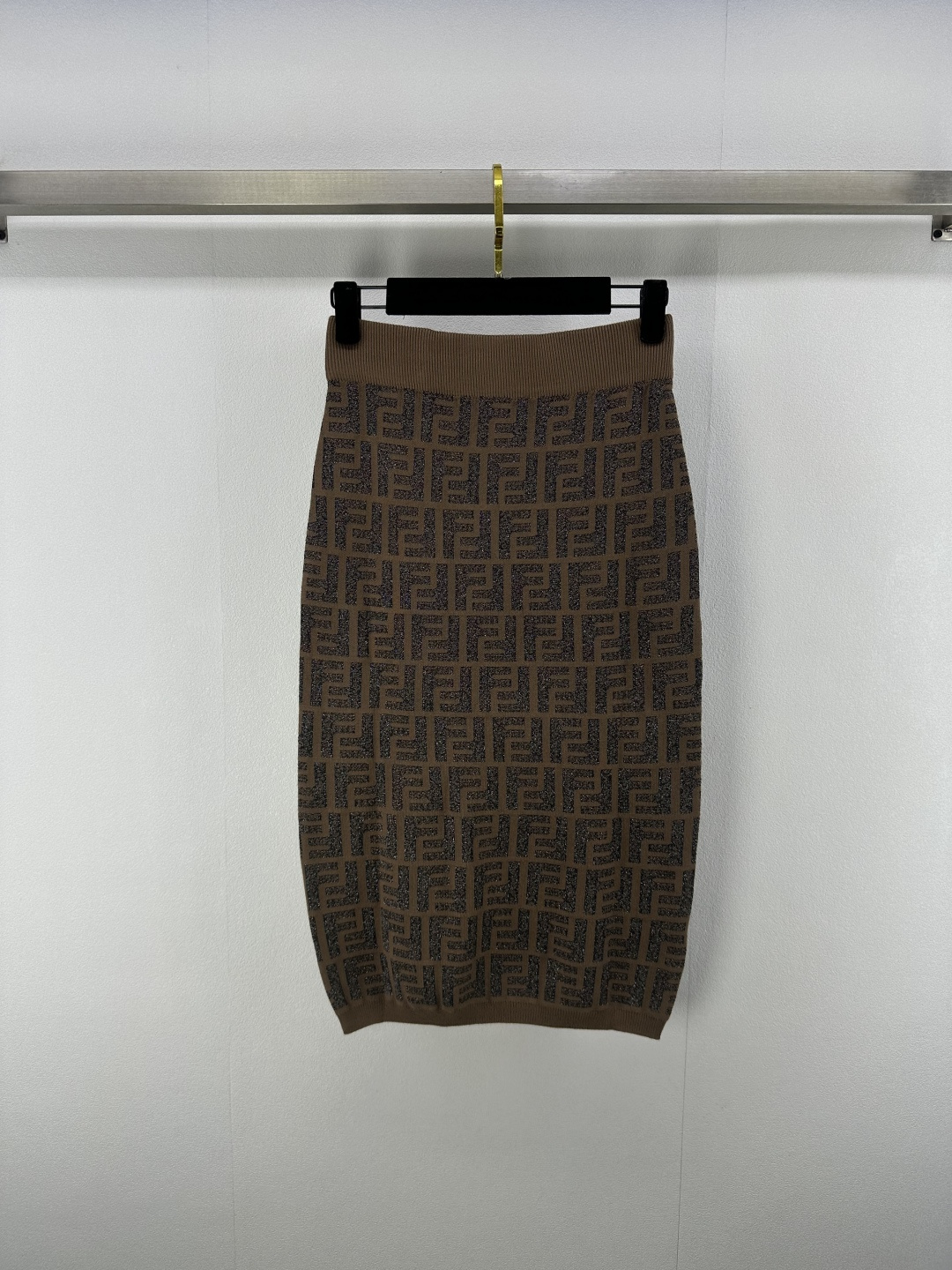 NO:413819,Fend * New details 25 spring and summer gold silk series brown skirt, gold silk logo is low-key, smooth knitted to fit the body, classic presbyopia tone, unlocking the elegant atmosphere of commuting and date. 1 color 3 SML, fendi, skirts, alexander wang19860909Fend * 上新细节 25 春夏金丝系列咖色半裙,金丝logo低调闪耀,柔滑针织贴合身形,经典老花咖色调,解锁通勤约会的优雅氛围感. 1色3码SML,,fendi,skirts,alexander wang,Women's clothing