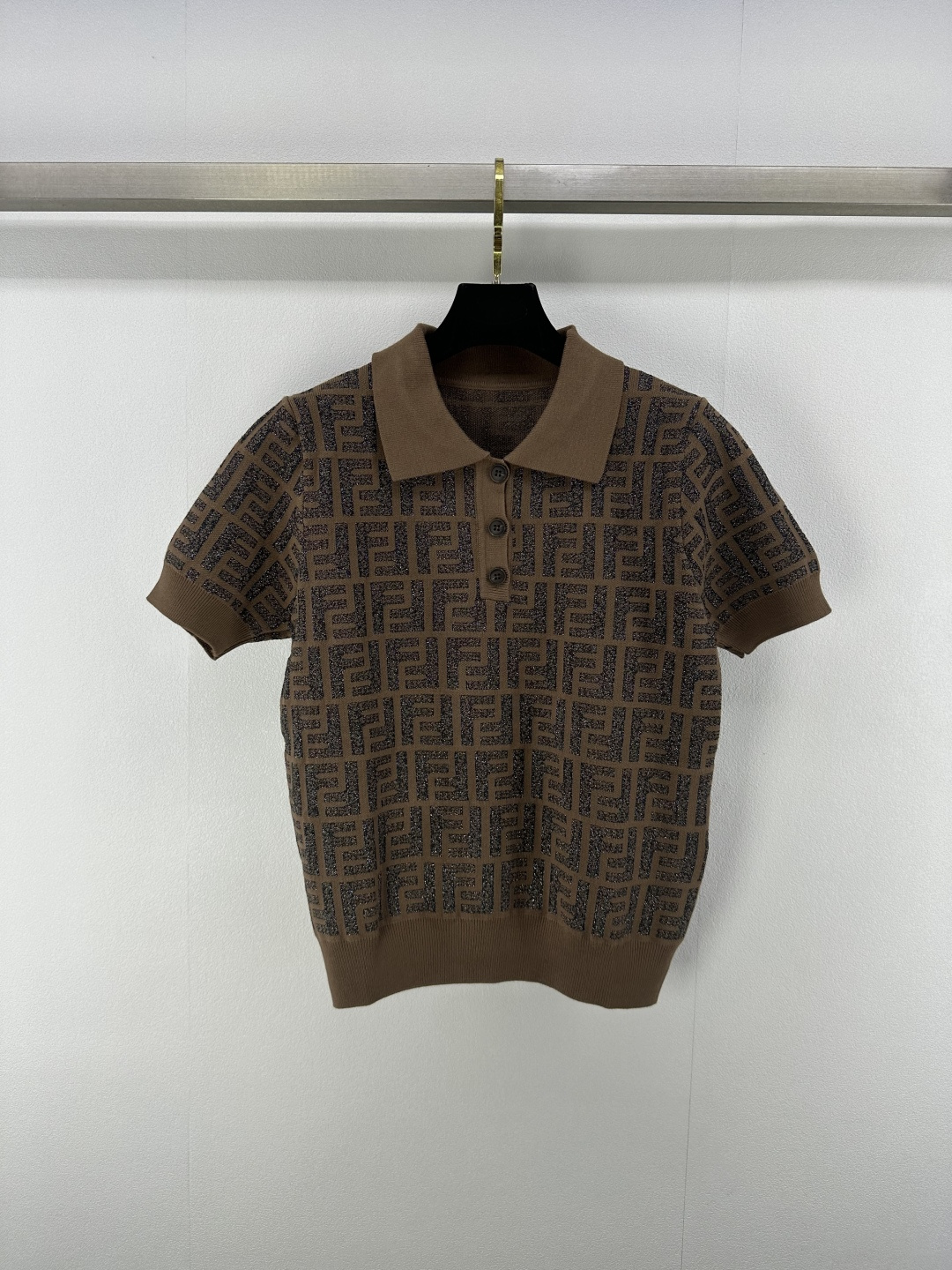 NO:413827,Fend * New details 25 Spring and summer gold wire series lapel knitted short sleeves, brown base smudges gentle background, gold wire outlines logo illuminates details, moderate elasticity and more refined, outfits show relaxed tone, interpret daily high-end sense with light luxury texture 1 color 3 code SML, fendi, T-shirt, alexander wang19860909Fend * 上新细节 25 春夏金丝系列翻领针织短袖 咖色基底晕染温柔底色,金丝勾勒logo点亮细节 松紧适中更显精致 穿搭尽显松弛调性 以轻奢质感诠释日常高级感 1色3码SML,,fendi,T-shirt,alexander wang,Women's clothing