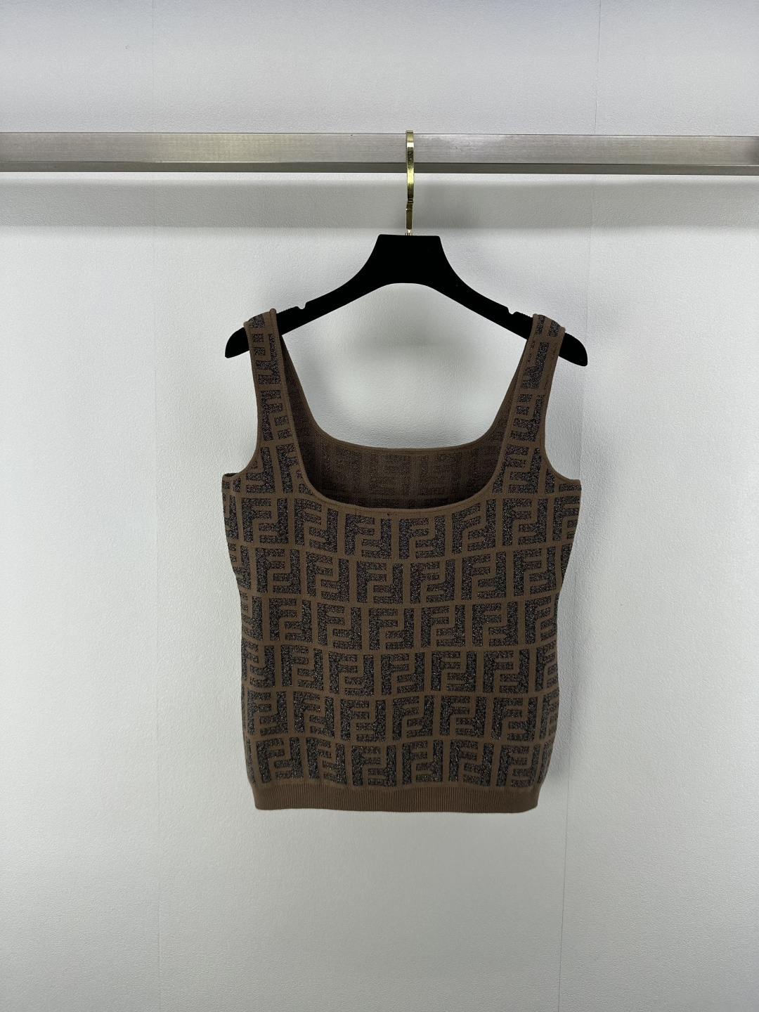 NO:413835,Fend * New details 25 Spring and summer gold wire series suspender vest, brown base smudges the gentle background, gold wire outlines the logo to highlight details, moderate elasticity and more exquisite, outfits show a relaxed tone, interpreting the daily sense of luxury with light and luxurious texture 1 color 3 code SML, fendi, alexander wang19860909Fend * 上新细节 25 春夏金丝系列吊带背心 咖色基底晕染温柔底色,金丝勾勒logo点亮细节 松紧适中更显精致 穿搭尽显松弛调性 以轻奢质感诠释日常高级感 1色3码SML,,fendi,alexander wang,Women's clothing