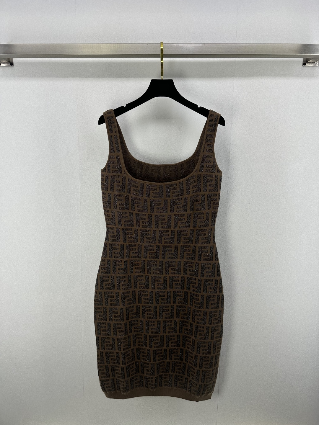 NO:413844,Fend * New details 25 Spring and summer gold silk series brown suspender skirt, gold silk logo is like starlight dark, smooth knitted outlines graceful curves, lazy and exquisite coexist, unlocking summer atmosphere outfits. 1 color 3 code SML, fendi, skirts, alexander wang19860909Fend * 上新细节 25 春夏金丝系列咖色吊带裙,金丝logo如星光暗嵌,柔滑针织勾勒曼妙曲线,慵懒与精致并存,解锁夏日氛围感穿搭. 1色3码SML,,fendi,skirts,alexander wang,Women's clothing